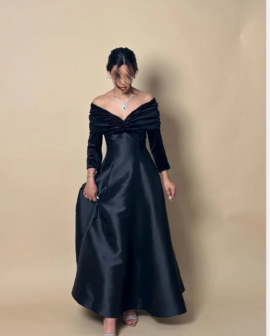 Customized Simple Black Satin Evening Dress Elegant Off the Shoulder Long Sleeves Homecoming Gowns Luxury Special Occasion Gowns
Customized Simple Black Satin Evening Dress Elegant Off the Shoulder Long Sleeves Homecoming Gowns Luxury Special Occasion Gowns