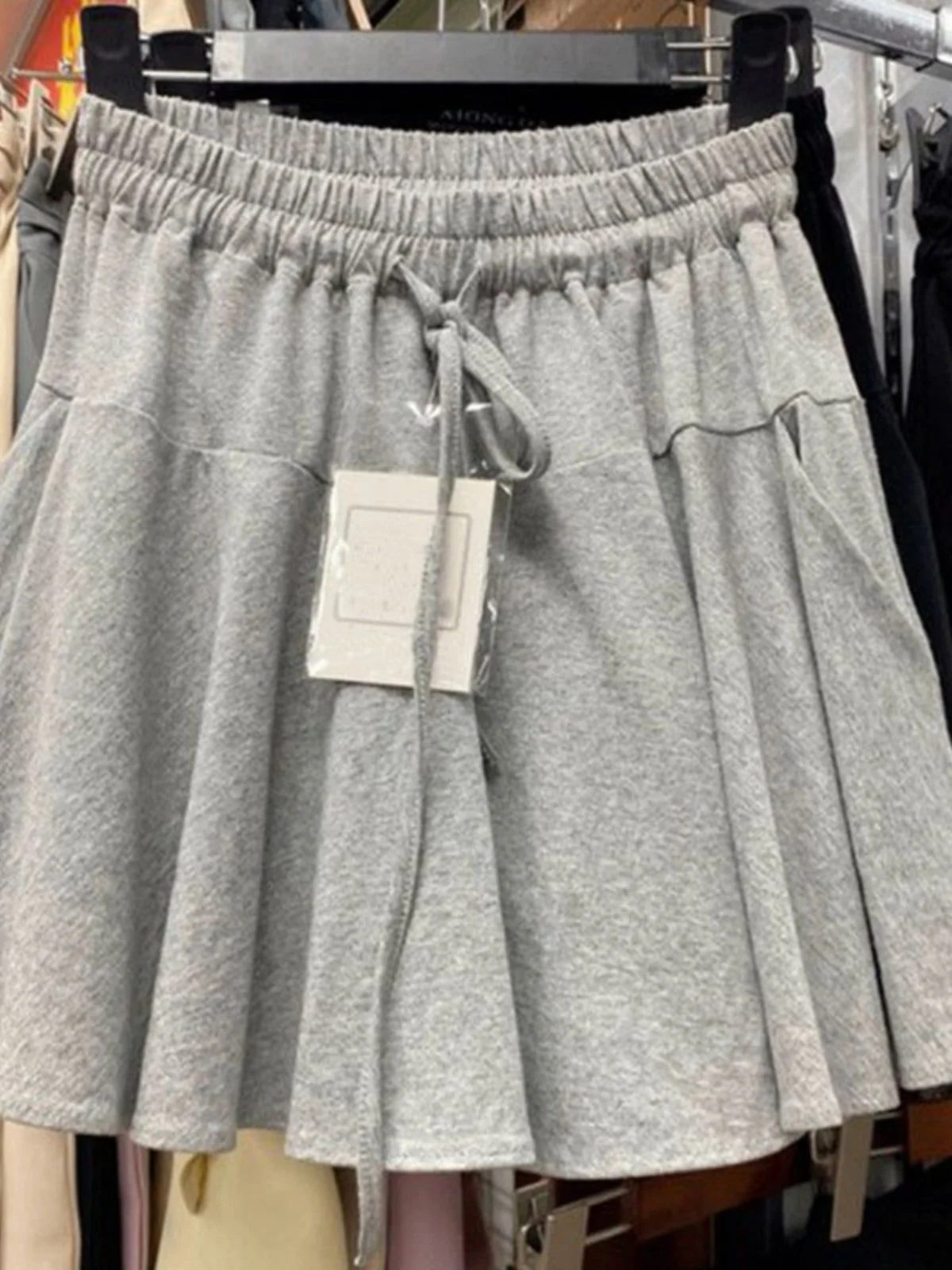 plus Size Women's A-Line Midi Skirt High Waist Pleated Short Pants Drawstring Waist Casual Skirts for Plump Sister
plus Size Women's A-Line Midi Skirt High Waist Pleated Short Pants Drawstring Waist Casual Skirts for Plump Sister