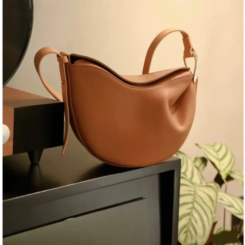 Soft skin pea shaped handbag, dual-use shoulder bag and portable bag, minimalist pleated design, new 2025 series
Soft skin pea shaped handbag, dual-use shoulder bag and portable bag, minimalist pleated design, new 2025 series