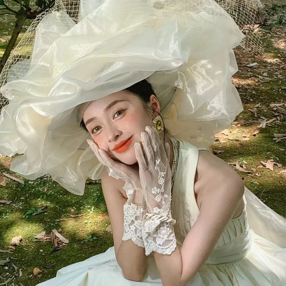 Brand Design Multi-layer Pleated Gauze Wedding Hat Women French Royal Church Party Red Wide Brim Long Mesh Fedora Cap Headwear
Brand Design Multi-layer Pleated Gauze Wedding Hat Women French Royal Church Party Red Wide Brim Long Mesh Fedora Cap Headwear