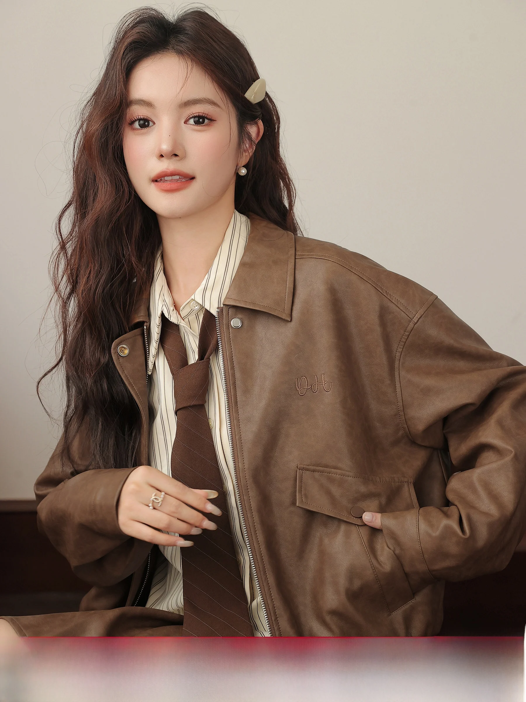 Brown Leather Jaet Women's ort Motorcycle Sle Coat Autumn Winter Warm Flannel Fabric Zipper Closure Sweet Sle Jaet
Brown Leather Jaet Women's ort Motorcycle Sle Coat Autumn Winter Warm Flannel Fabric Zipper Closure Sweet Sle Jaet