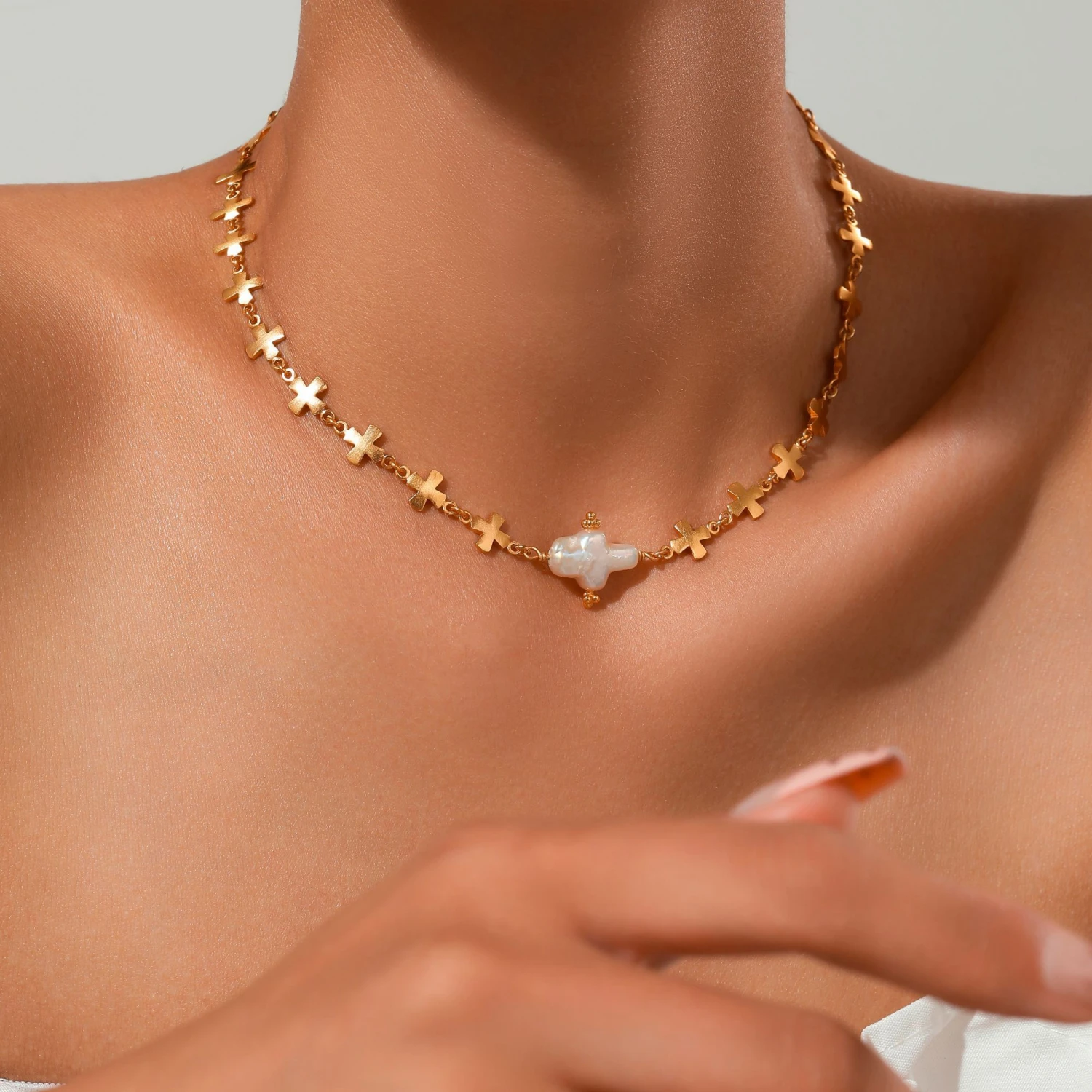 YAJUNIEL 24K Real Gold Plated Cross Choker Necklace for Women with Natural Baroque Pearl Pendant Elegant Jewelry Gift
YAJUNIEL 24K Real Gold Plated Cross Choker Necklace for Women with Natural Baroque Pearl Pendant Elegant Jewelry Gift