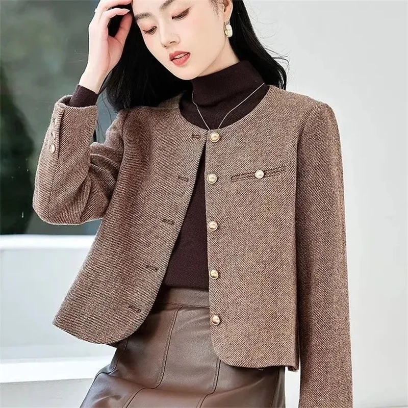 Brown Tweed Short Jacket Women Woolen Suit Coat O-neck Single-breasted Outerwear Lady Streetwear Casual Tops Spring Autumn 2025
Brown Tweed Short Jacket Women Woolen Suit Coat O-neck Single-breasted Outerwear Lady Streetwear Casual Tops Spring Autumn 2025