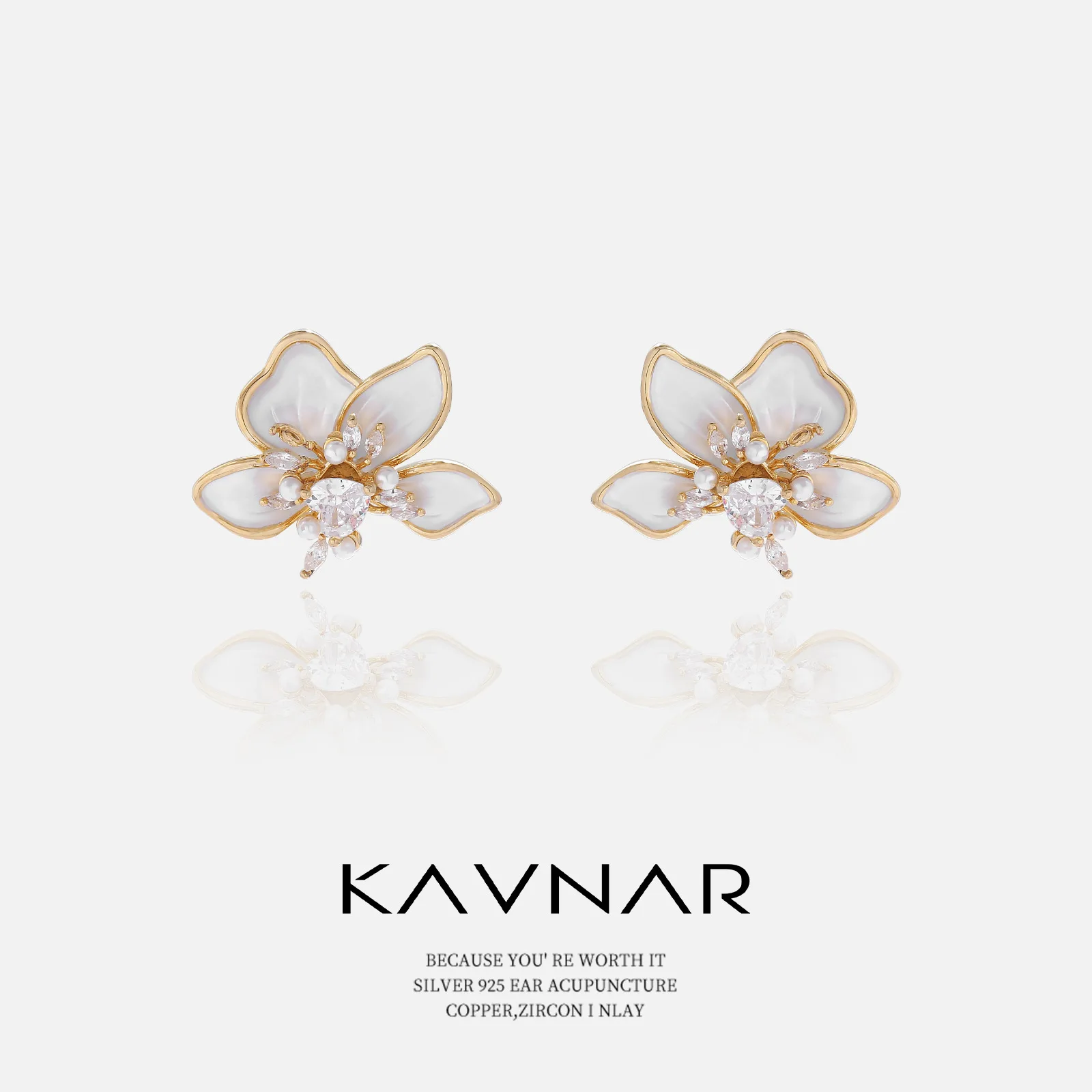 Серьги с цветущим белым цветком — акценты из сверкающего циркона, романтические серьги-гвоздики
Серьги с цветущим белым цветком — акценты из сверкающего циркона, романтические серьги-гвоздики