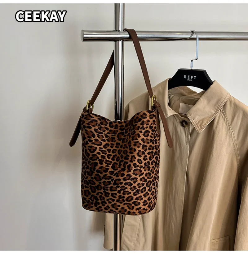 CEEKAY Women's Bucket Bag Leopard Print Faux Leather Small Shoulder Handbag Zipper Closure Daily Commute Casual Vintage
CEEKAY Women's Bucket Bag Leopard Print Faux Leather Small Shoulder Handbag Zipper Closure Daily Commute Casual Vintage
