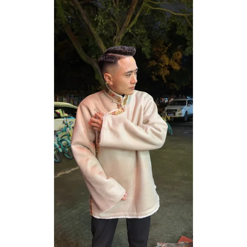 Китайское тибетское этническое мужское тибетское верблюжьего шерстяного меха, интегрированное хлопковое пальто
Китайское тибетское этническое мужское тибетское верблюжьего шерстяного меха, интегрированное хлопковое пальто