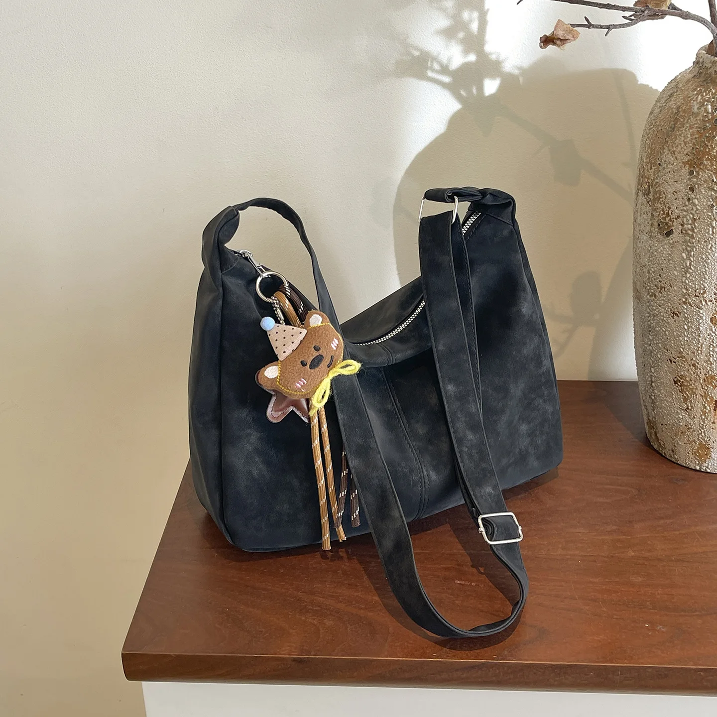Women's Bag 2026 New Retro Commuting Versatile Fashion Niche Tote Large Capacity Casual Shoulder Crossbody Bag
Women's Bag 2026 New Retro Commuting Versatile Fashion Niche Tote Large Capacity Casual Shoulder Crossbody Bag