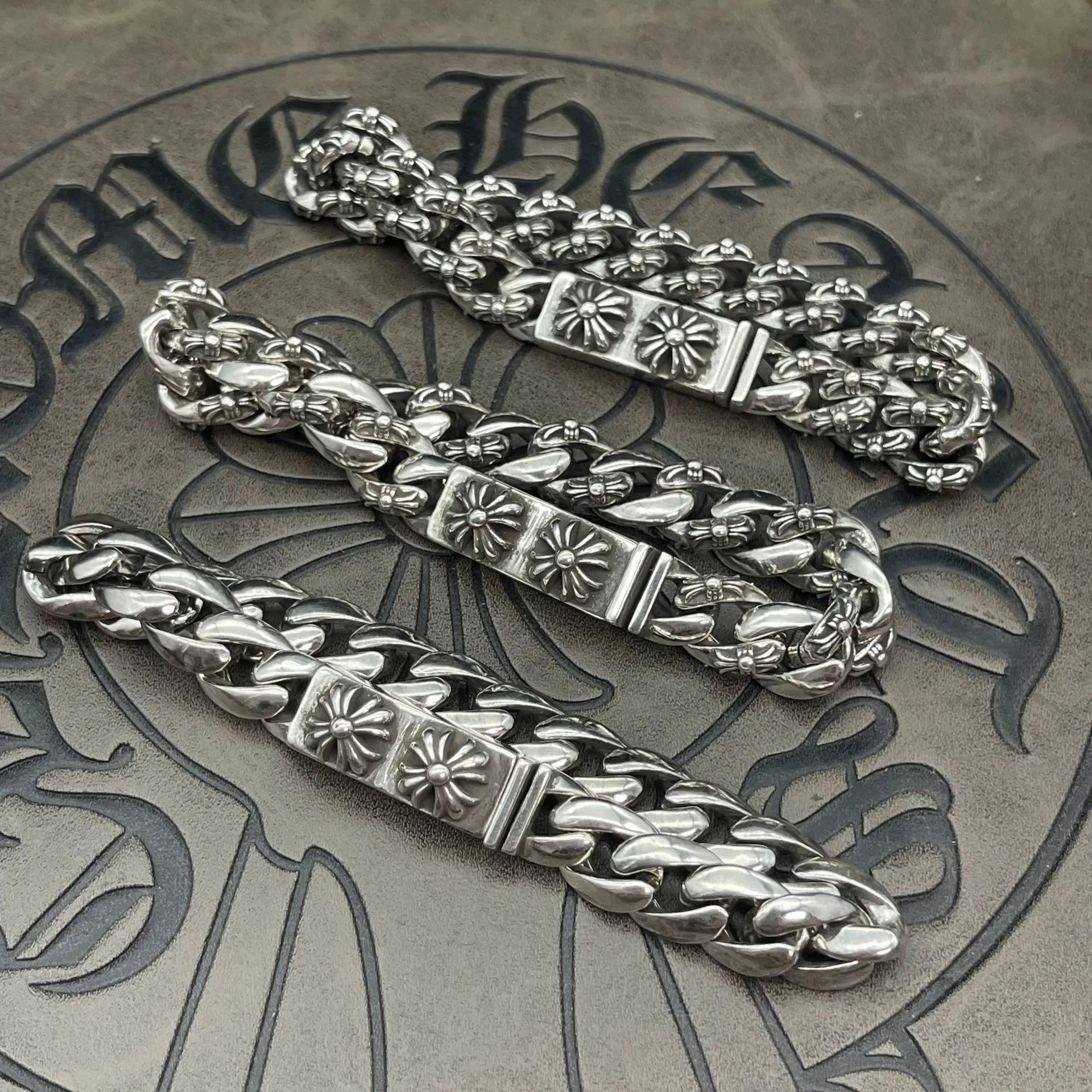Trendy Thai Silver Retro Cross Bracelet Men and Women Thin Cuban Chain Double Cross Flower Army Brand Insert Jewelry Heavy Indus
Trendy Thai Silver Retro Cross Bracelet Men and Women Thin Cuban Chain Double Cross Flower Army Brand Insert Jewelry Heavy Indus