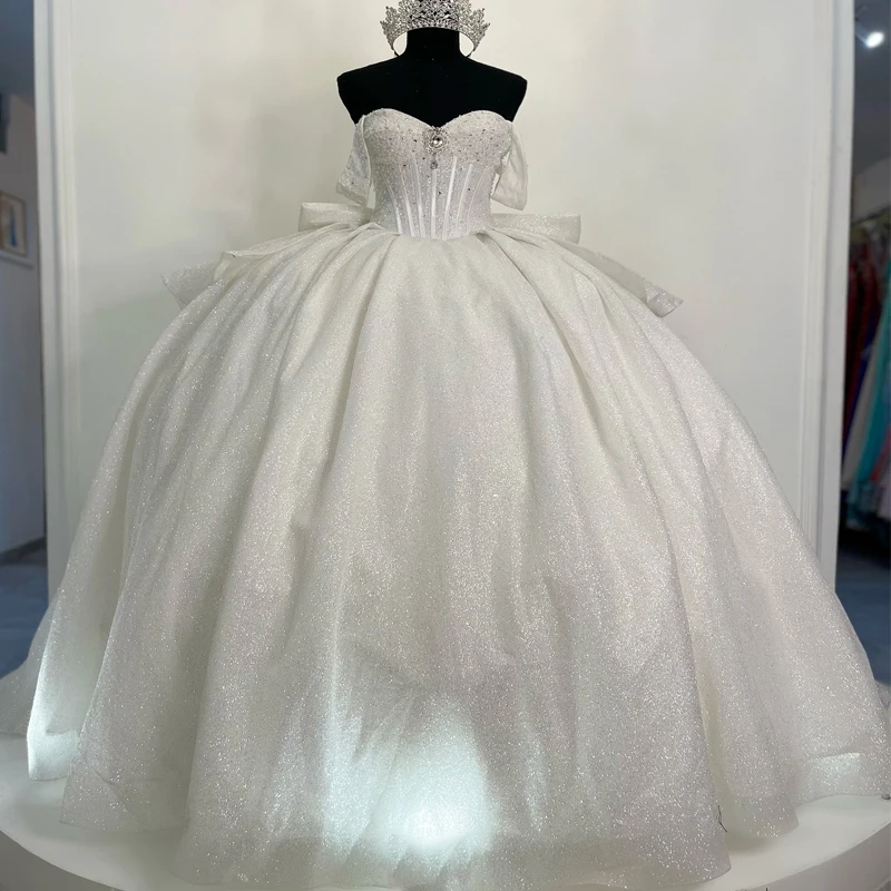 White Shiny Quinceanera Dresses Ball Gown Off Shoulder Beading Crystal Bow Tull Corset Sweet 16 Dress Vestidos 15 de anos
White Shiny Quinceanera Dresses Ball Gown Off Shoulder Beading Crystal Bow Tull Corset Sweet 16 Dress Vestidos 15 de anos