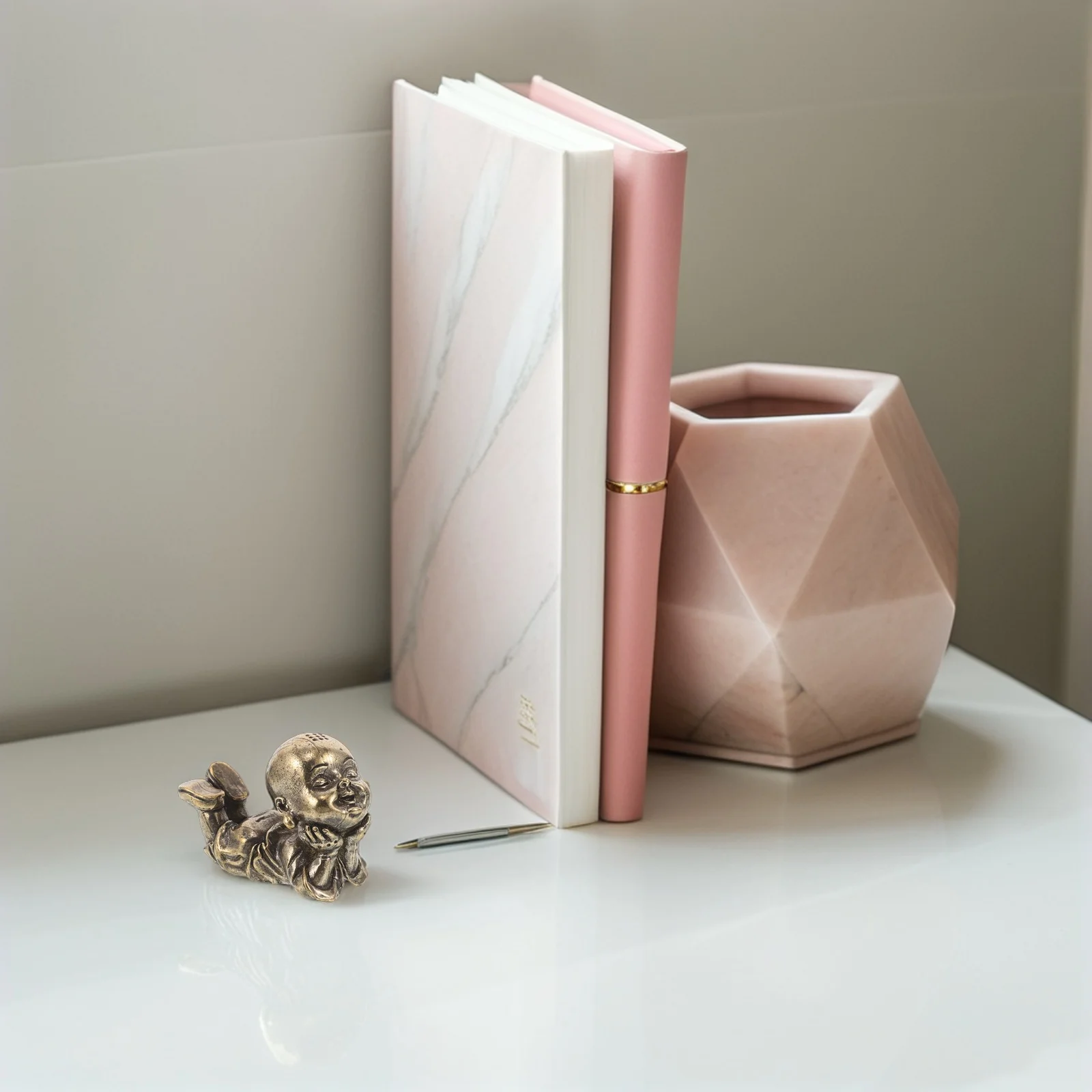 Mini Brass Monk Statue Solid Craftsmanship Smooth Finish for Desk Shelf Tabletop Home Office Decor Zen Garden Ambiance Retro
Mini Brass Monk Statue Solid Craftsmanship Smooth Finish for Desk Shelf Tabletop Home Office Decor Zen Garden Ambiance Retro