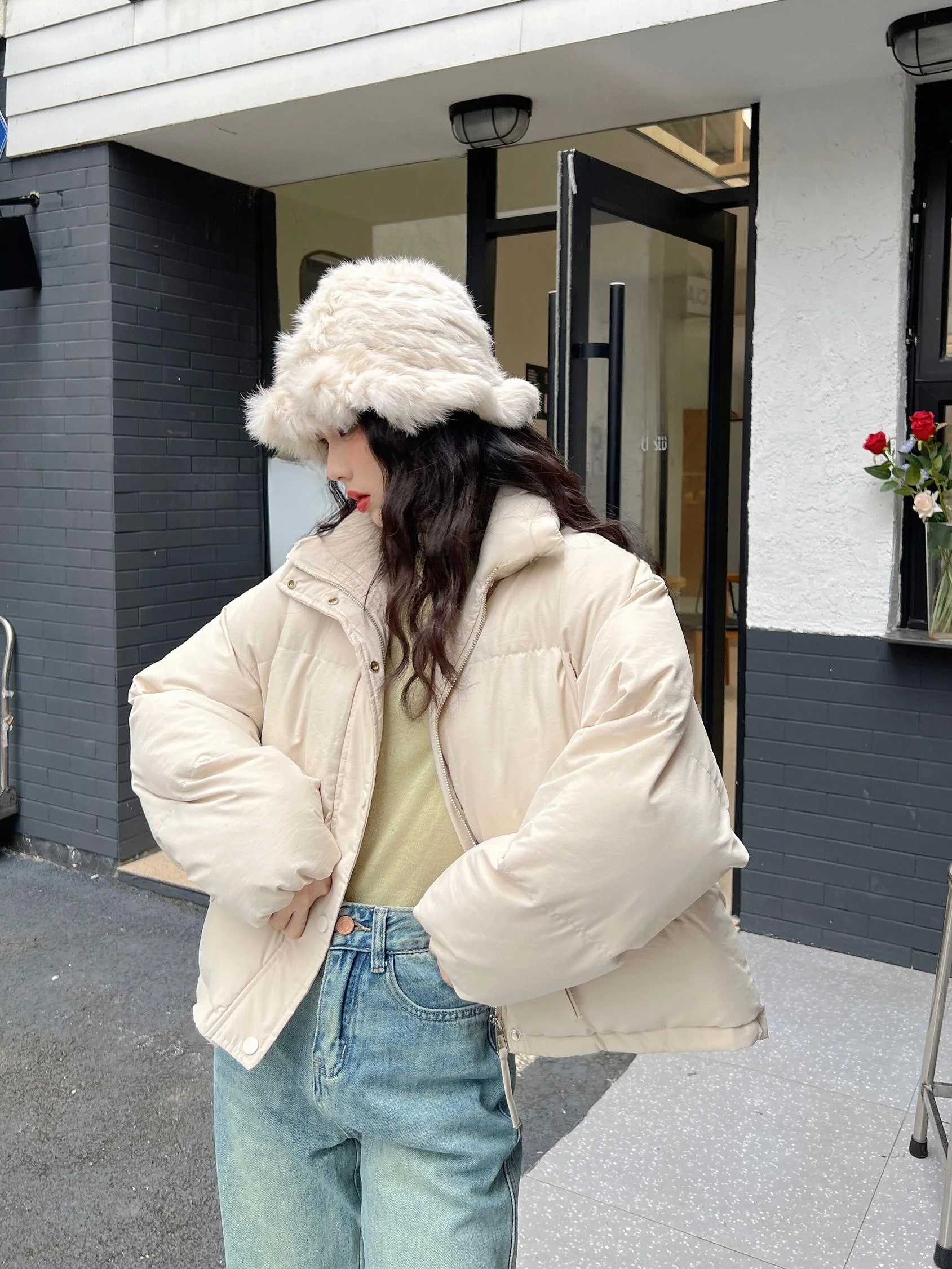 Удобная, легкая, мягкая корейская утепленная хлопковая куртка для женщин, зимнее теплое пальто с воротником-стойкой бежевого цвета
Удобная, легкая, мягкая корейская утепленная хлопковая куртка для женщин, зимнее теплое пальто с воротником-стойкой бежевого цвета