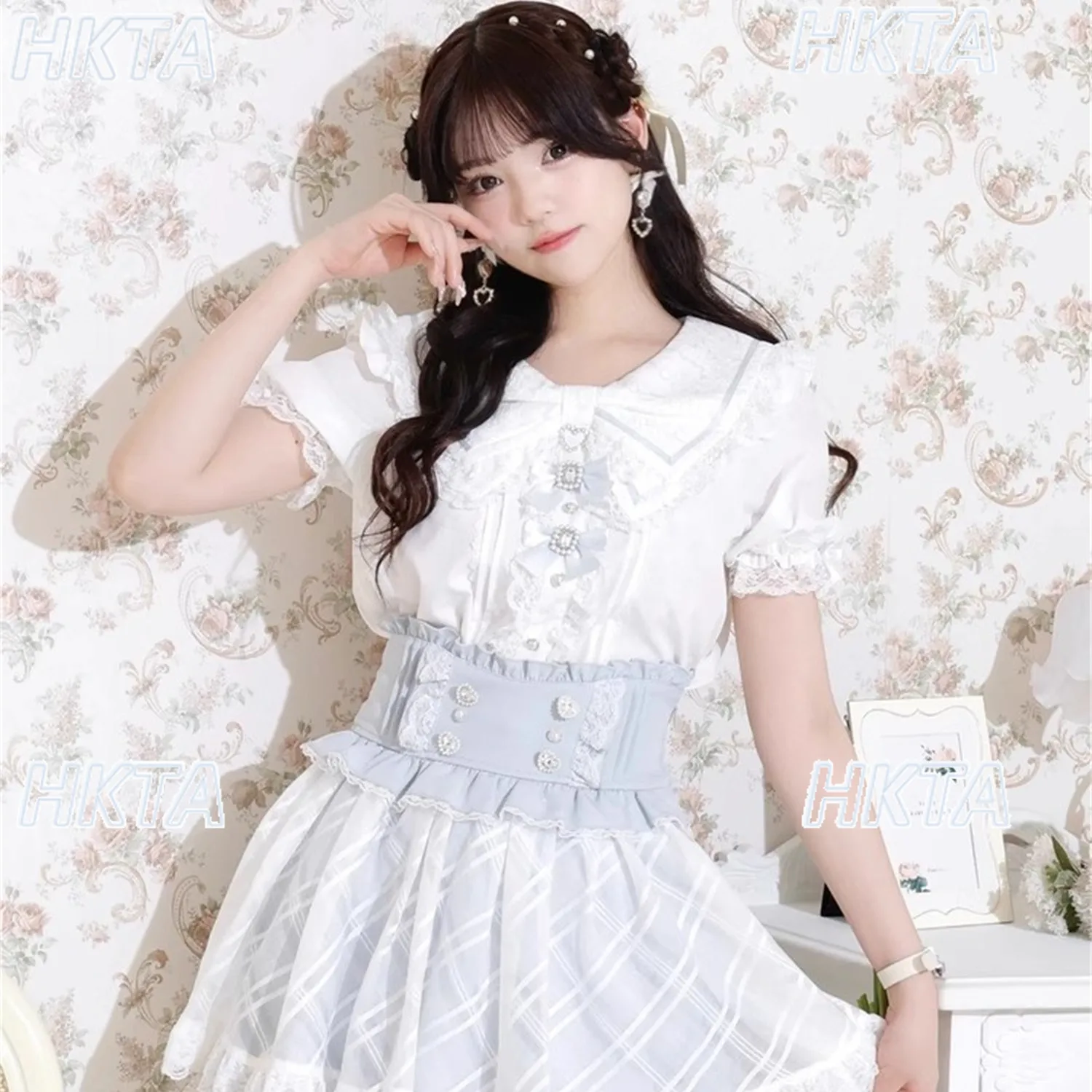 Японская милая блузка с бантом и кружевом, с коротким рукавом-фонариком, в стиле Лолита, универсальная, в клетку, белая, для женщин
Японская милая блузка с бантом и кружевом, с коротким рукавом-фонариком, в стиле Лолита, универсальная, в клетку, белая, для женщин