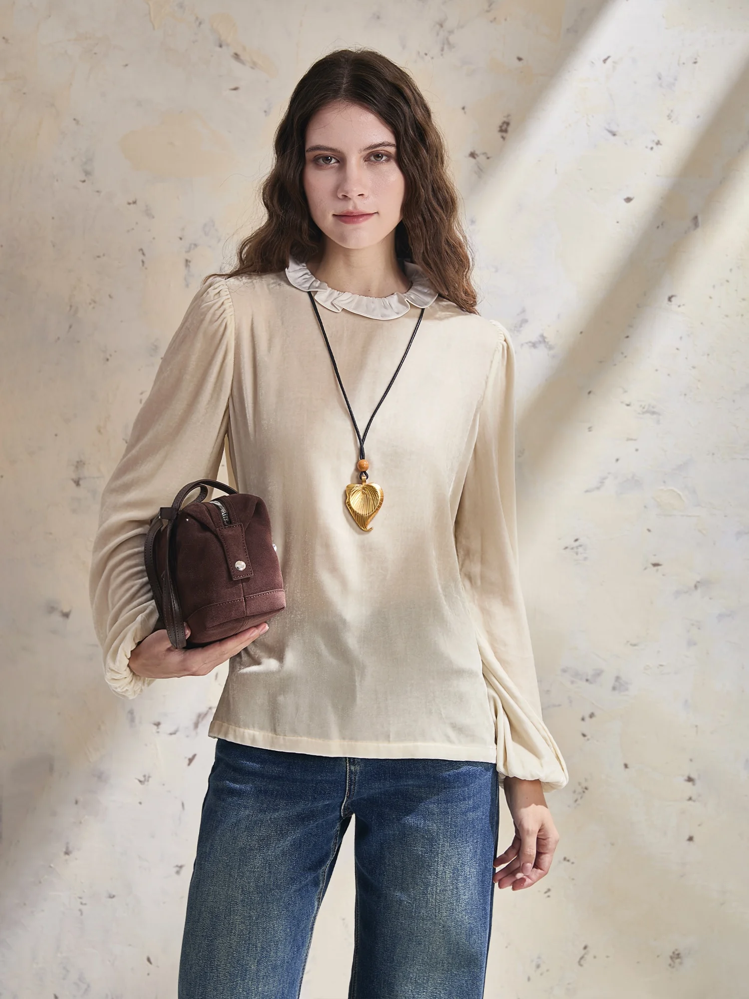 Elegant French Style Silk Velvet Shirt Women's Lantern Sleeve round Neck Blouse Floral Casual Wear Lightweight Long Sleeve
Elegant French Style Silk Velvet Shirt Women's Lantern Sleeve round Neck Blouse Floral Casual Wear Lightweight Long Sleeve