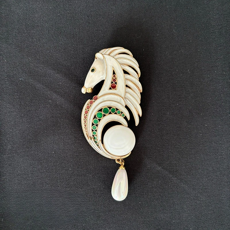 Retro Luxury Court-style White Enamel Horse Brooch for Women Fashion Baroque Pearl Tassel Vintage Women's Animal Brooch
Retro Luxury Court-style White Enamel Horse Brooch for Women Fashion Baroque Pearl Tassel Vintage Women's Animal Brooch