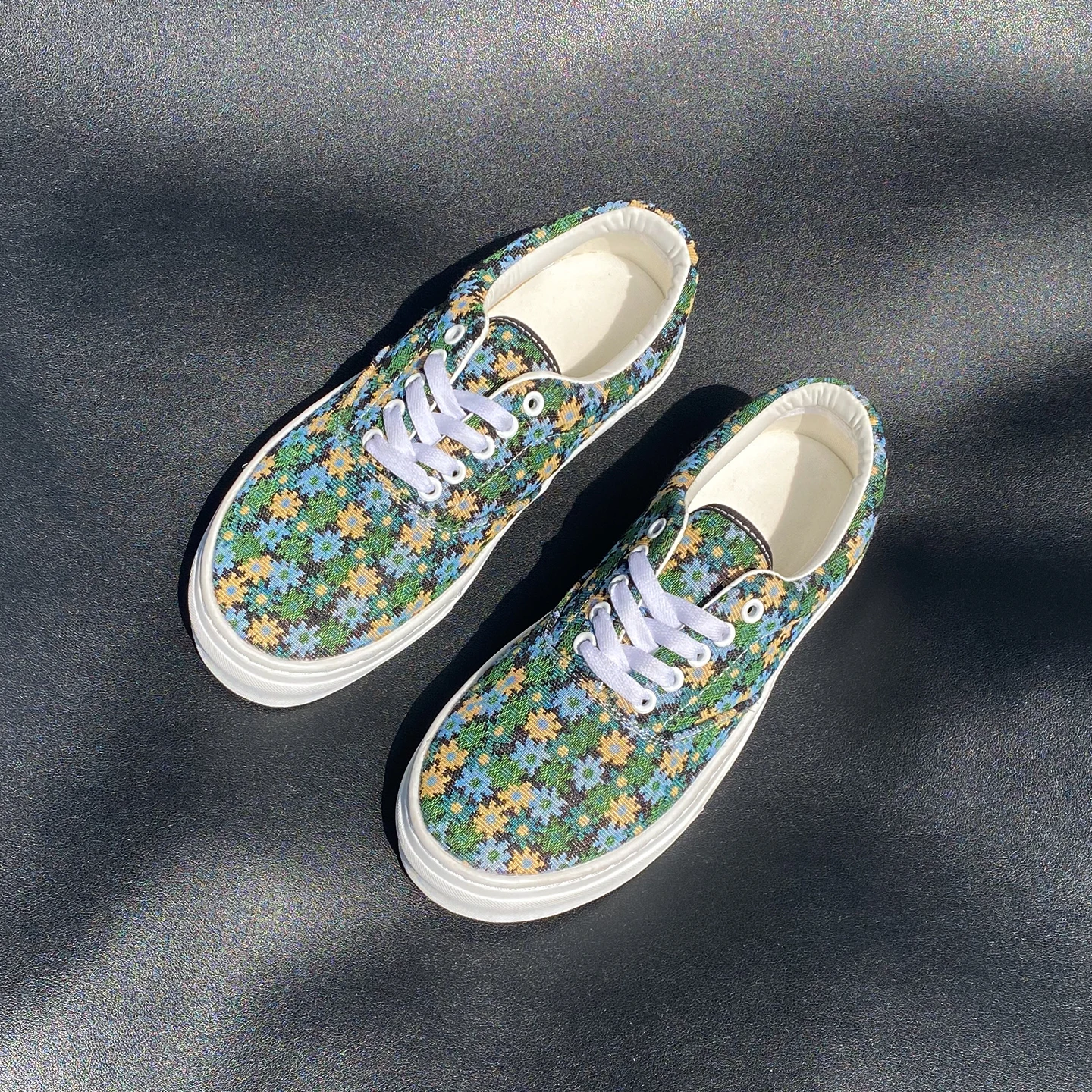 Summer Breathable Sneakers with Green Floral Design, Stylish Men's Shoes with Thick Soles, Height-Increasing Couple's Fashion Low-Top Casual Shoes, Embroidered Canvas Shoes for Men
Summer Breathable Sneakers with Green Floral Design, Stylish Men's Shoes with Thick Soles, Height-Increasing Couple's Fashion Low-Top Casual Shoes, Embroidered Canvas Shoes for Men