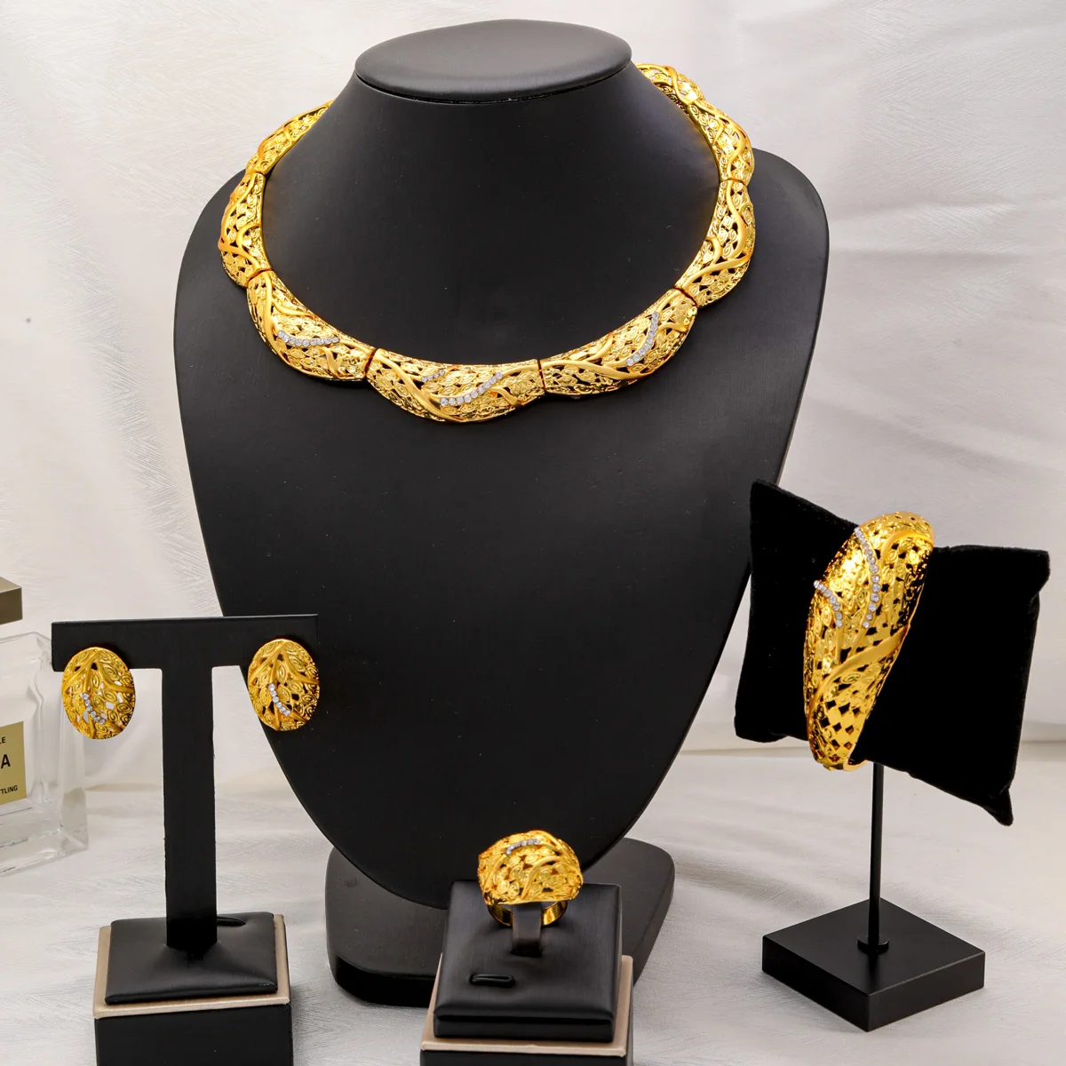 Модный комплект ювелирных изделий из 24-каратного золота для женщин, ожерелье, серьги, браслет, кольцо, свадебная вечеринка, подарки на годовщину 
Модный комплект ювелирных изделий из 24-каратного золота для женщин, ожерелье, серьги, браслет, кольцо, свадебная вечеринка, подарки на годовщину