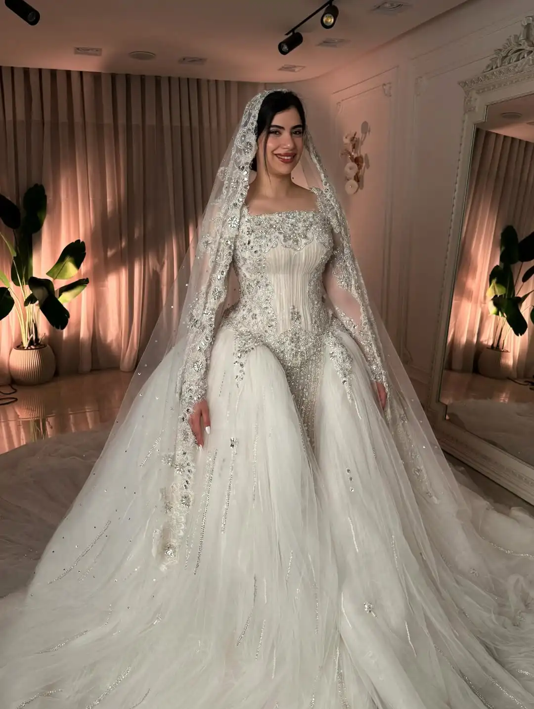 Luxury Crystal Beaded Ball Gown Wedding Dress Long Sleeve Square Neck Princess Bridal Gown Cathedral Train Vestido De Novia
Luxury Crystal Beaded Ball Gown Wedding Dress Long Sleeve Square Neck Princess Bridal Gown Cathedral Train Vestido De Novia
