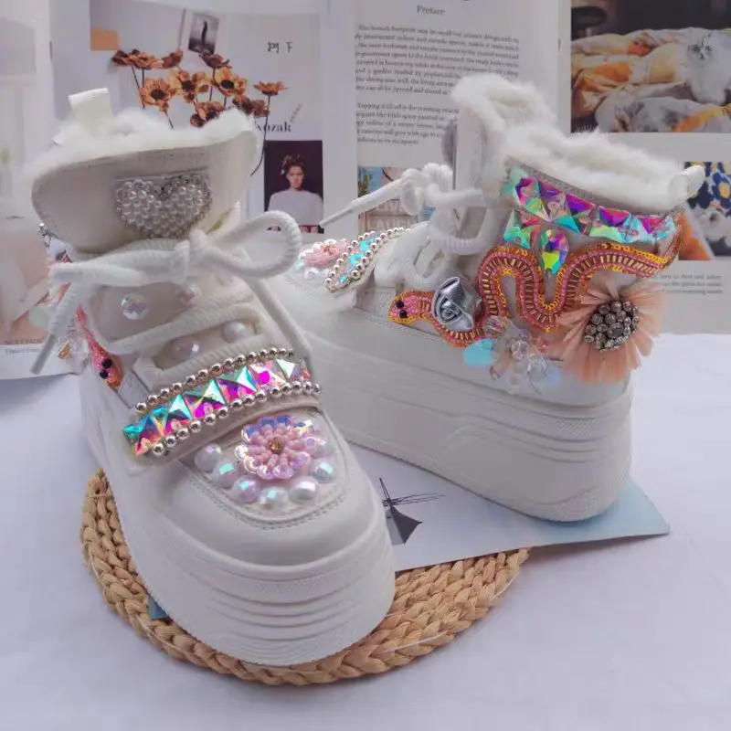 Женские сапоги с белым жемчугом и бриллиантами, блестками, бисером и цветком, цельные повседневные ботинки ручной работы на толстой подошве с мехом на толстой подошве, размеры 35-39
Женские сапоги с белым жемчугом и бриллиантами, блестками, бисером и цветком, цельные повседневные ботинки ручной работы на толстой подошве с мехом на толстой подошве, размеры 35-39