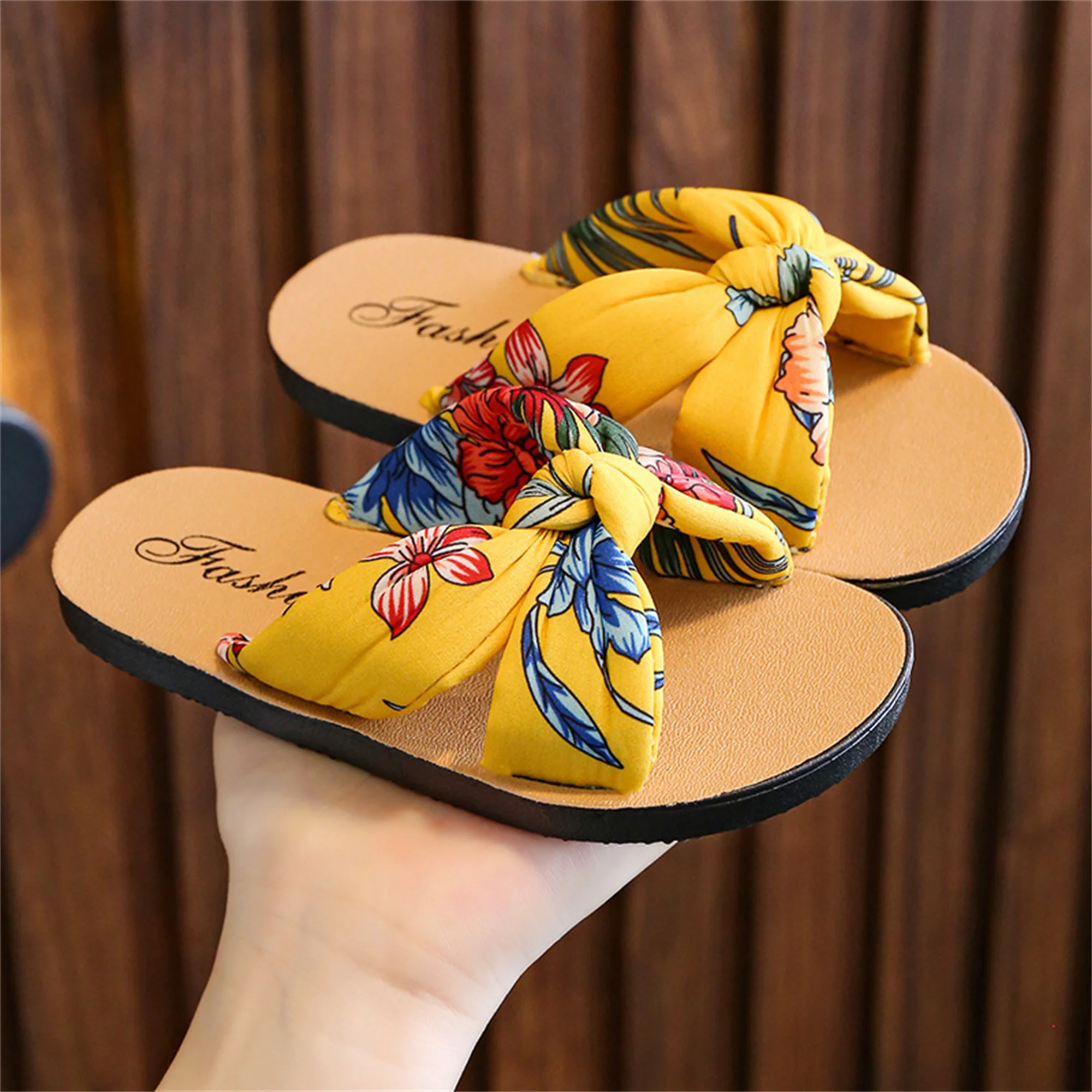 Bohemian style girls' sandals children's slippers Sponge comfortable and soft casual indoor and outdoor printed fabric art sanda
Bohemian style girls' sandals children's slippers Sponge comfortable and soft casual indoor and outdoor printed fabric art sanda
