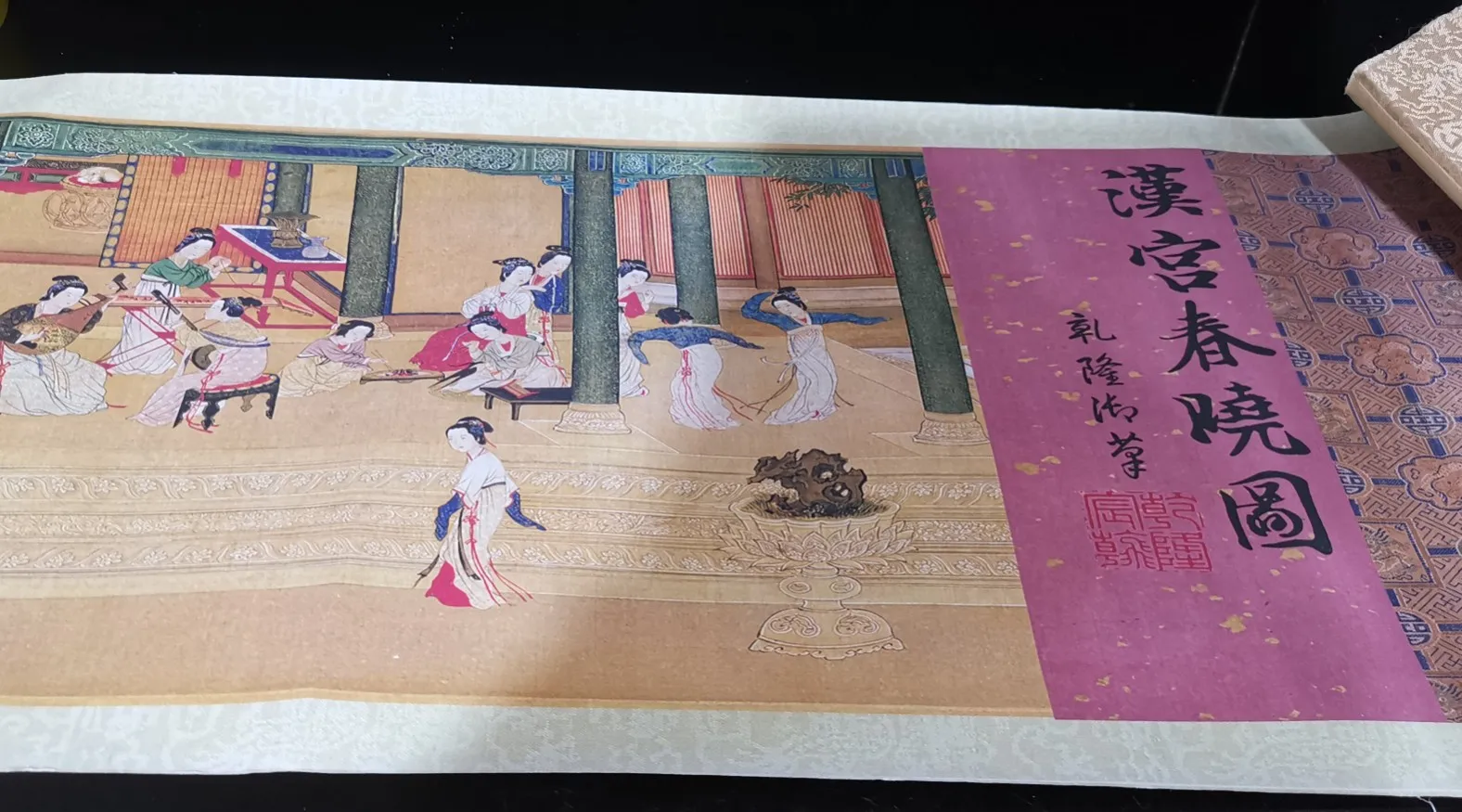 Long Chinese Figures Scroll Calligraphy & Painting of Han Palace Spring Morning 306 grams
Long Chinese Figures Scroll Calligraphy & Painting of Han Palace Spring Morning 306 grams