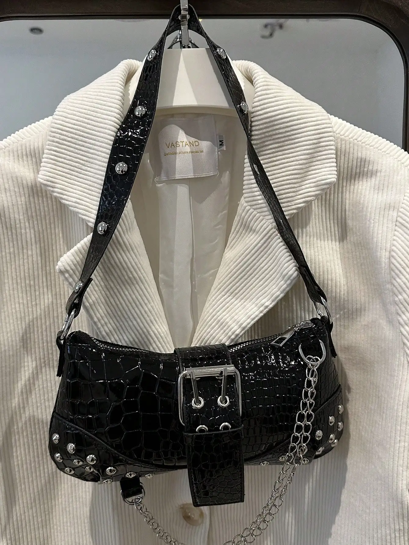 Черная сумка через плечо с тиснением под крокодила, с заклепками и цепочкой-ремешком
Черная сумка через плечо с тиснением под крокодила, с заклепками и цепочкой-ремешком