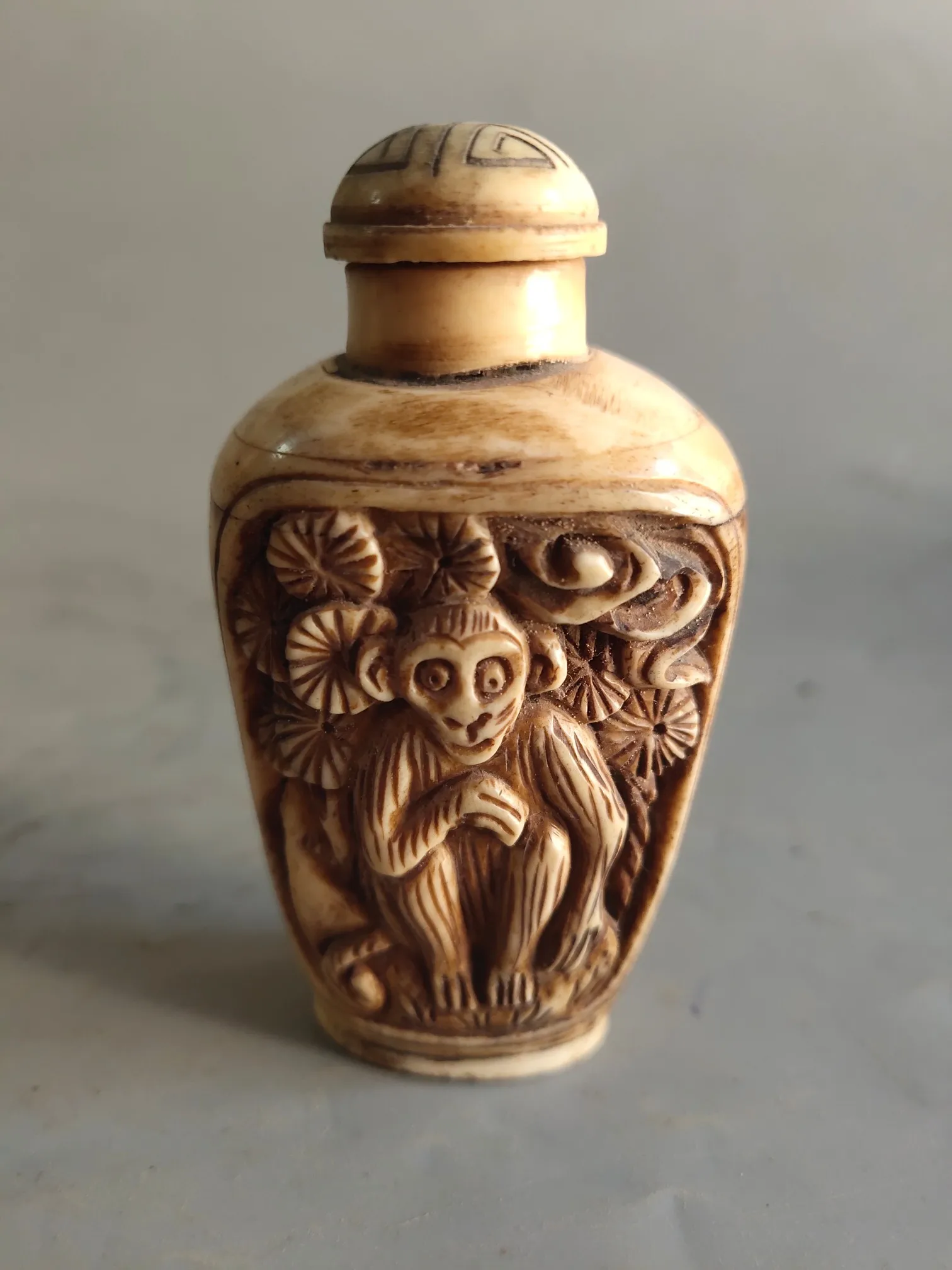 Chinese natural cow bone retro personality carved monkey fun vial desk decoration handlebar piece
Chinese natural cow bone retro personality carved monkey fun vial desk decoration handlebar piece