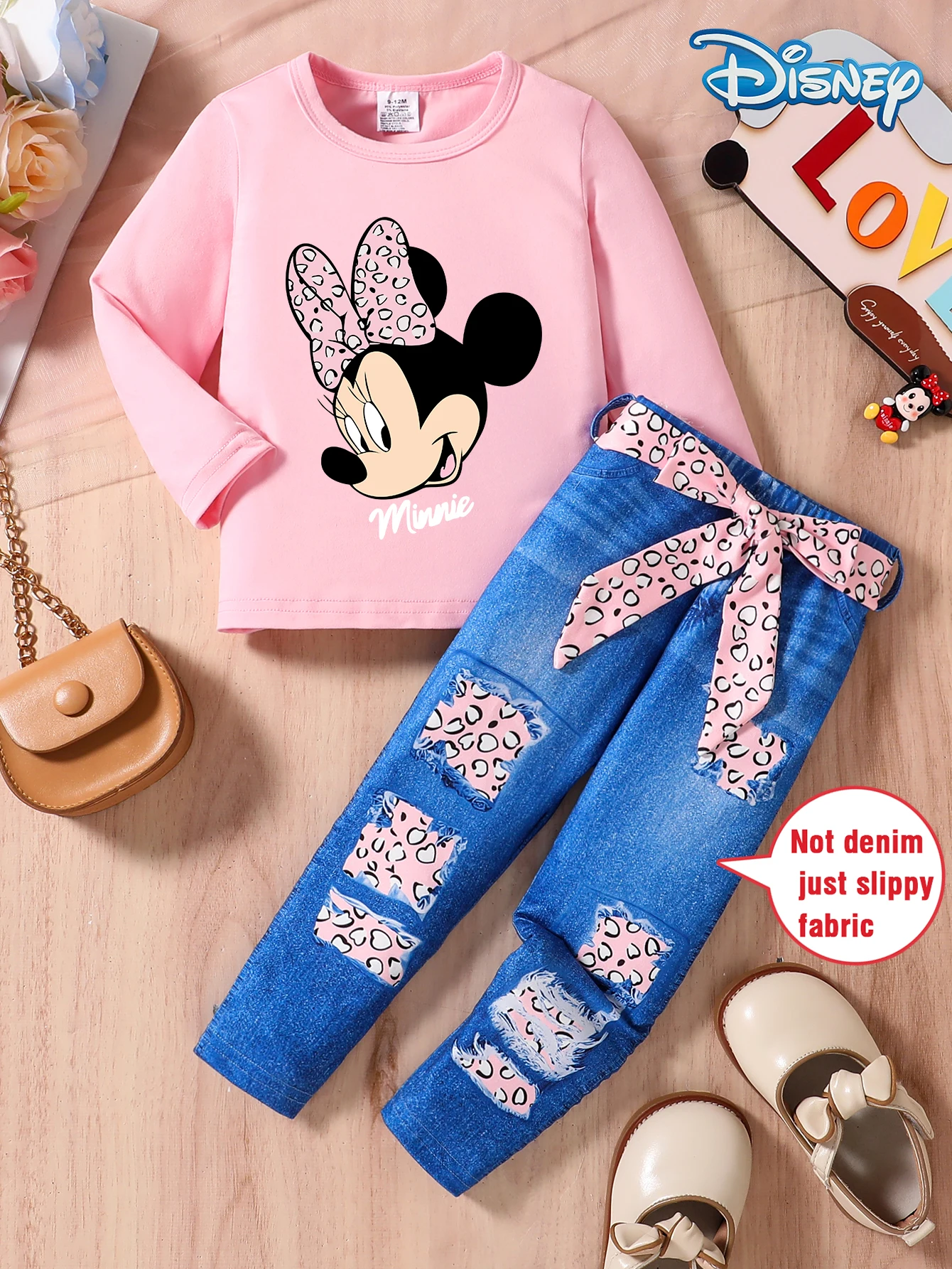 【Официально лицензированный】Комплект повседневных брюк Disney Minnie Mouse and Daisy 2 шт., весенне-осенний комплект с милым рисунком Минни Мауса и Дейзи, топ с длинными рукавами и эластичным поясом с принтом в виде сердца + эластичный пояс из искусственн
【Официально лицензированный】Комплект повседневных брюк Disney Minnie Mouse and Daisy 2 шт., весенне-осенний комплект с милым рисунком Минни Мауса и Дейзи, топ с длинными рукавами и эластичным поясом с принтом в виде сердца + эластичный пояс из искусственн