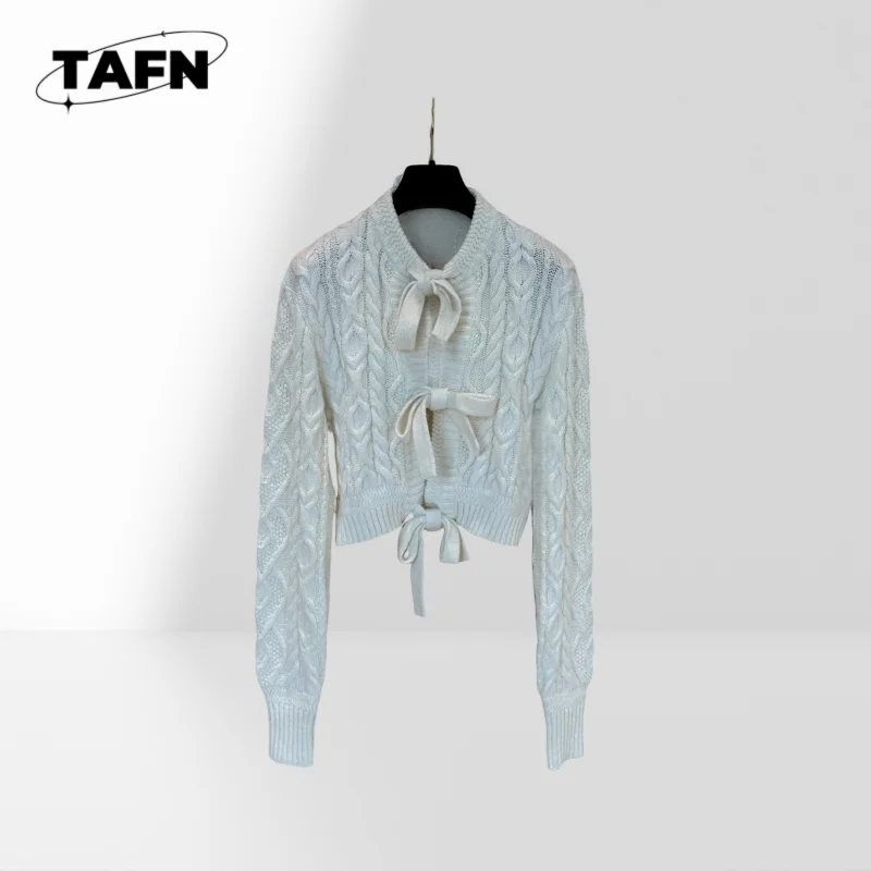 Women's Classic Cashmere Cardigan Sweater – Retro Design for Casual Comfort High-Quality Knitwear for Casual EleganceAH2124
Women's Classic Cashmere Cardigan Sweater – Retro Design for Casual Comfort High-Quality Knitwear for Casual EleganceAH2124
