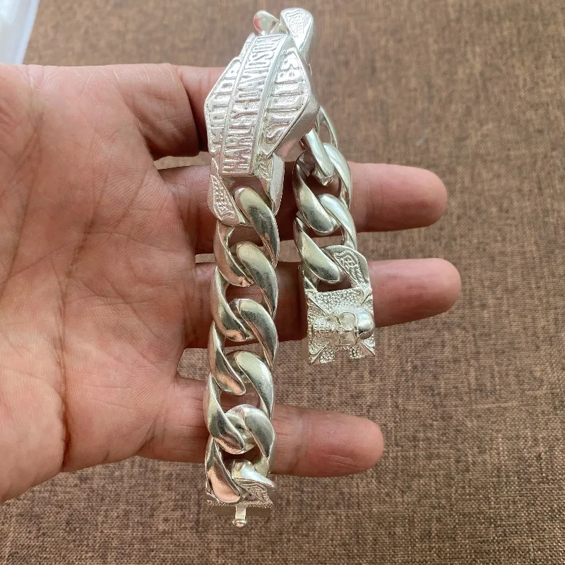 White Copper Skull Embossed Cuban Link Bracelet, Retro Biker Style Bangle, Unisex Hip Hop Streetwear Jewelry
White Copper Skull Embossed Cuban Link Bracelet, Retro Biker Style Bangle, Unisex Hip Hop Streetwear Jewelry