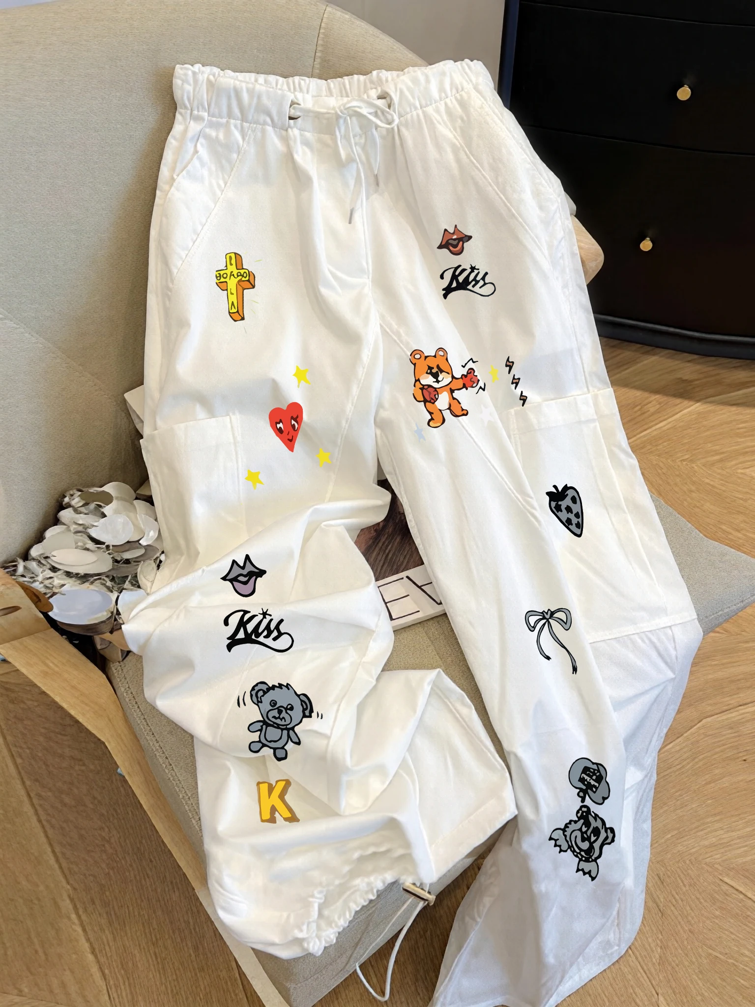Trendy Streetwear Cartoon Print Loose Fit Casual Pants High Waist Slimming Workwear Trousers for Men And Women in White
Trendy Streetwear Cartoon Print Loose Fit Casual Pants High Waist Slimming Workwear Trousers for Men And Women in White