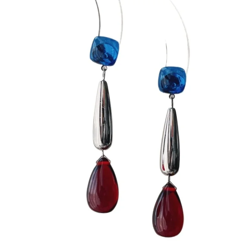 Синие и красные контрастные длинные серьги-гвоздики с каплями воды, серьги с металлическим темпераментом и нишевым дизайном
Синие и красные контрастные длинные серьги-гвоздики с каплями воды, серьги с металлическим темпераментом и нишевым дизайном