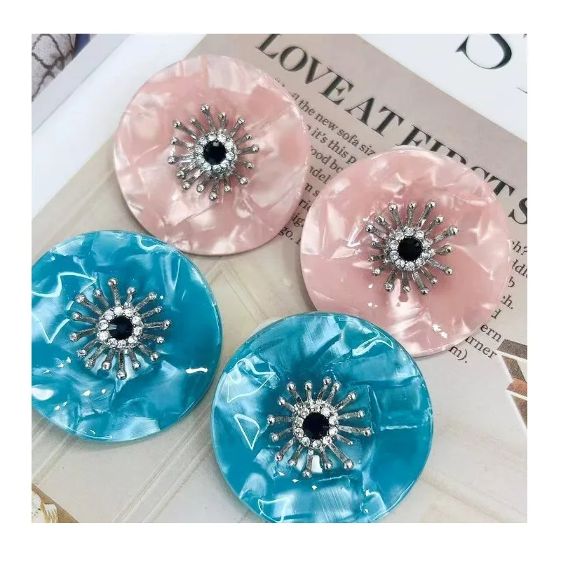 Exaggerated Round Polarized Resin Flower Stud Earrings Women's Light Luxury High-end Sense Flash Fashion Exaggerated Flower Earr
Exaggerated Round Polarized Resin Flower Stud Earrings Women's Light Luxury High-end Sense Flash Fashion Exaggerated Flower Earr