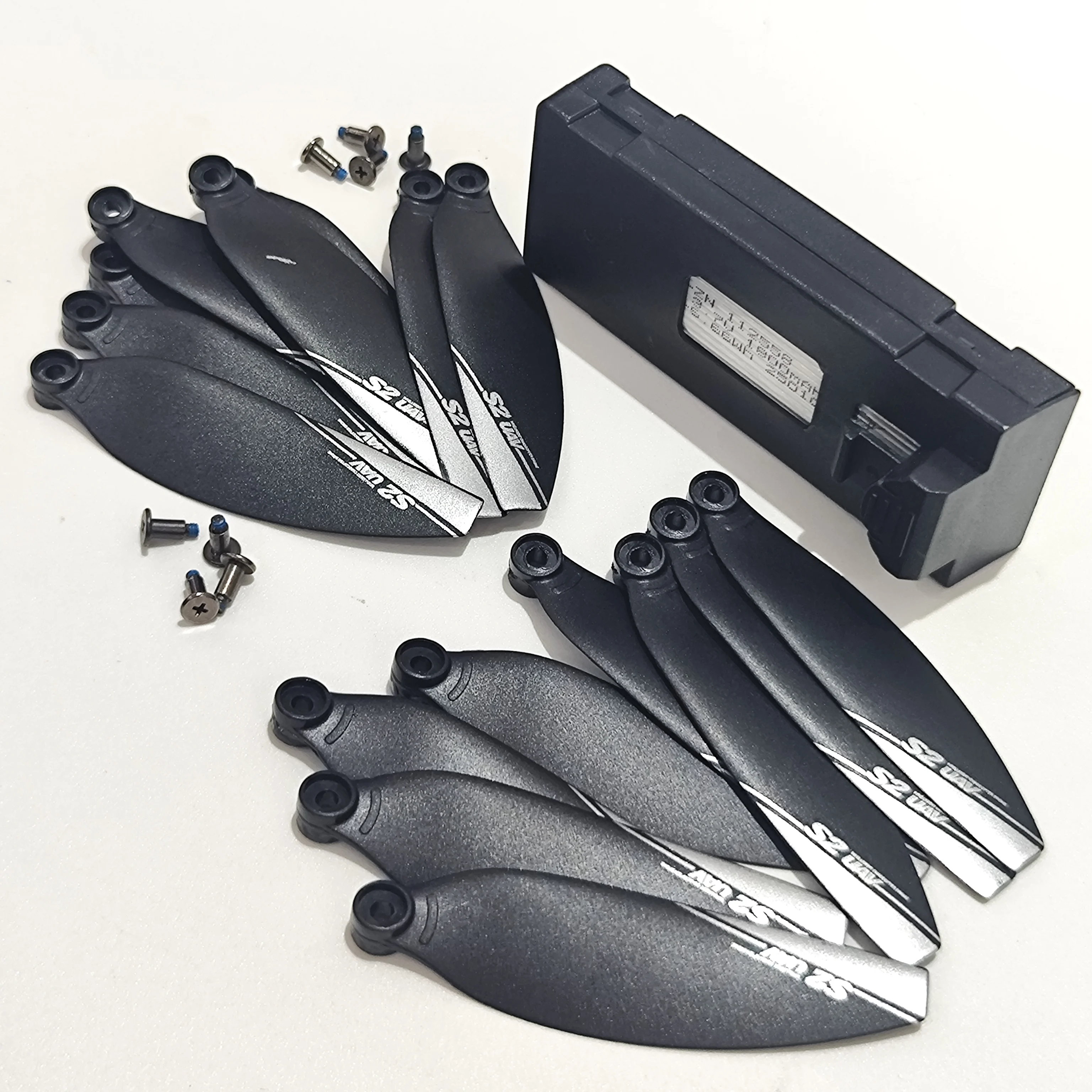 S2 Drone Original 3.7V/1800mAh Lithium Battery + Blade Propeller 16PCS for S2-UAV Folding Brushless Motor RC Quadcopter
S2 Drone Original 3.7V/1800mAh Lithium Battery + Blade Propeller 16PCS for S2-UAV Folding Brushless Motor RC Quadcopter