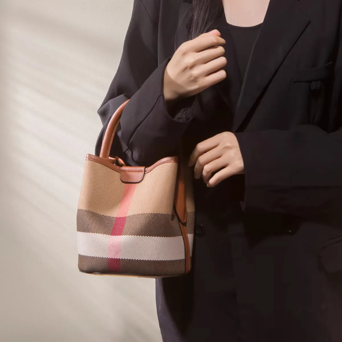 Шикарная женская сумка в клетку 2025, модная сумка-мешок с регулируемым ремешком, кошелек на плечо из мягкой искусственной кожи для повседневного использования
Шикарная женская сумка в клетку 2025, модная сумка-мешок с регулируемым ремешком, кошелек на плечо из мягкой искусственной кожи для повседневного использования