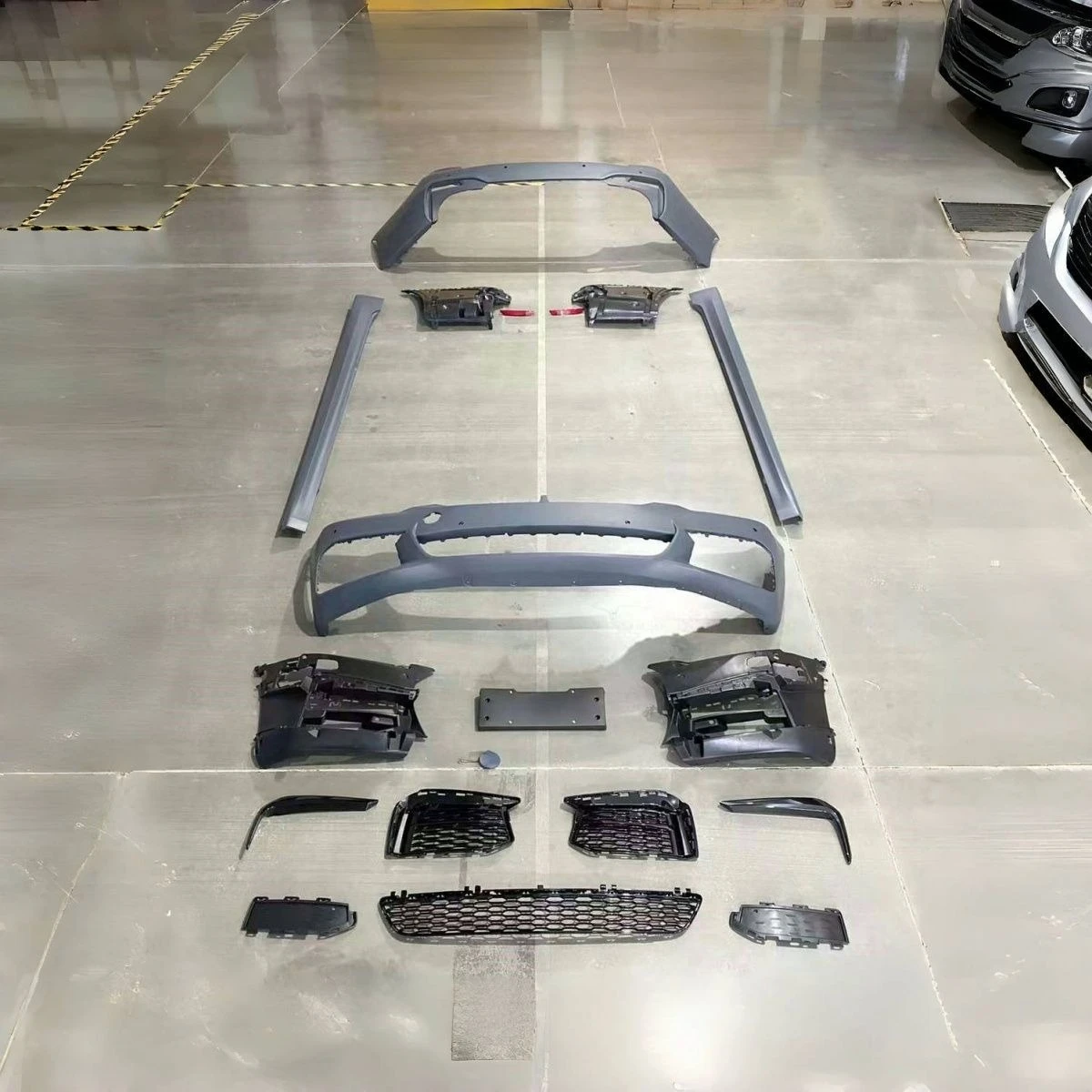 The body kit is suitable for 5 Series G30 bumper MT model surround G38 modified 2018-2023 models
The body kit is suitable for 5 Series G30 bumper MT model surround G38 modified 2018-2023 models