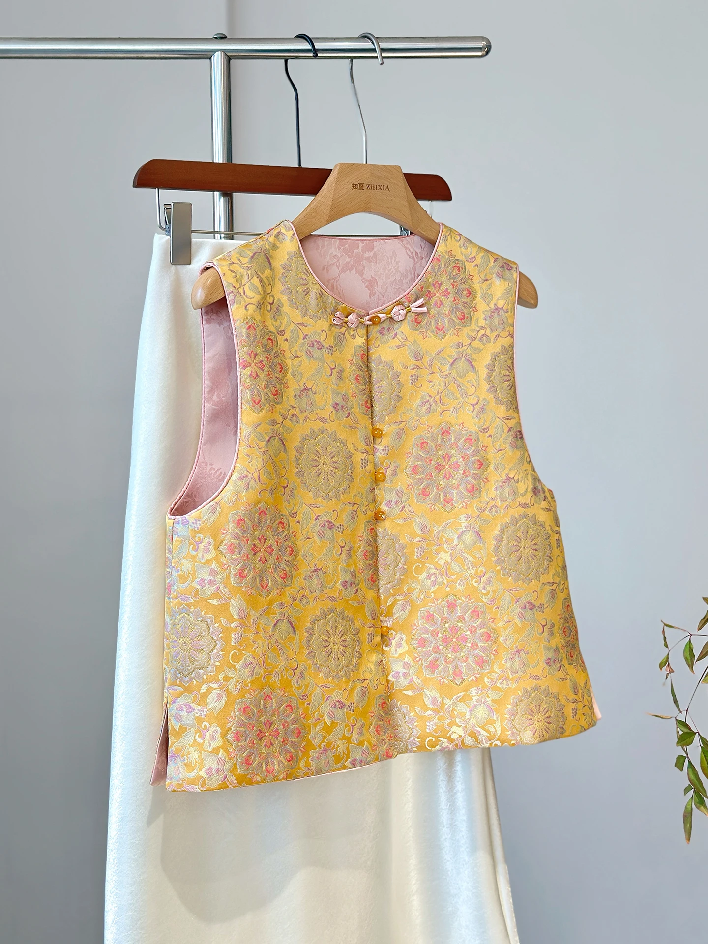 High-Grade Yellow New Chinese Style Shu Jacquard Vest Women's Young Versatile Cover-up Spring and Autumn Outer Wear Suit
High-Grade Yellow New Chinese Style Shu Jacquard Vest Women's Young Versatile Cover-up Spring and Autumn Outer Wear Suit