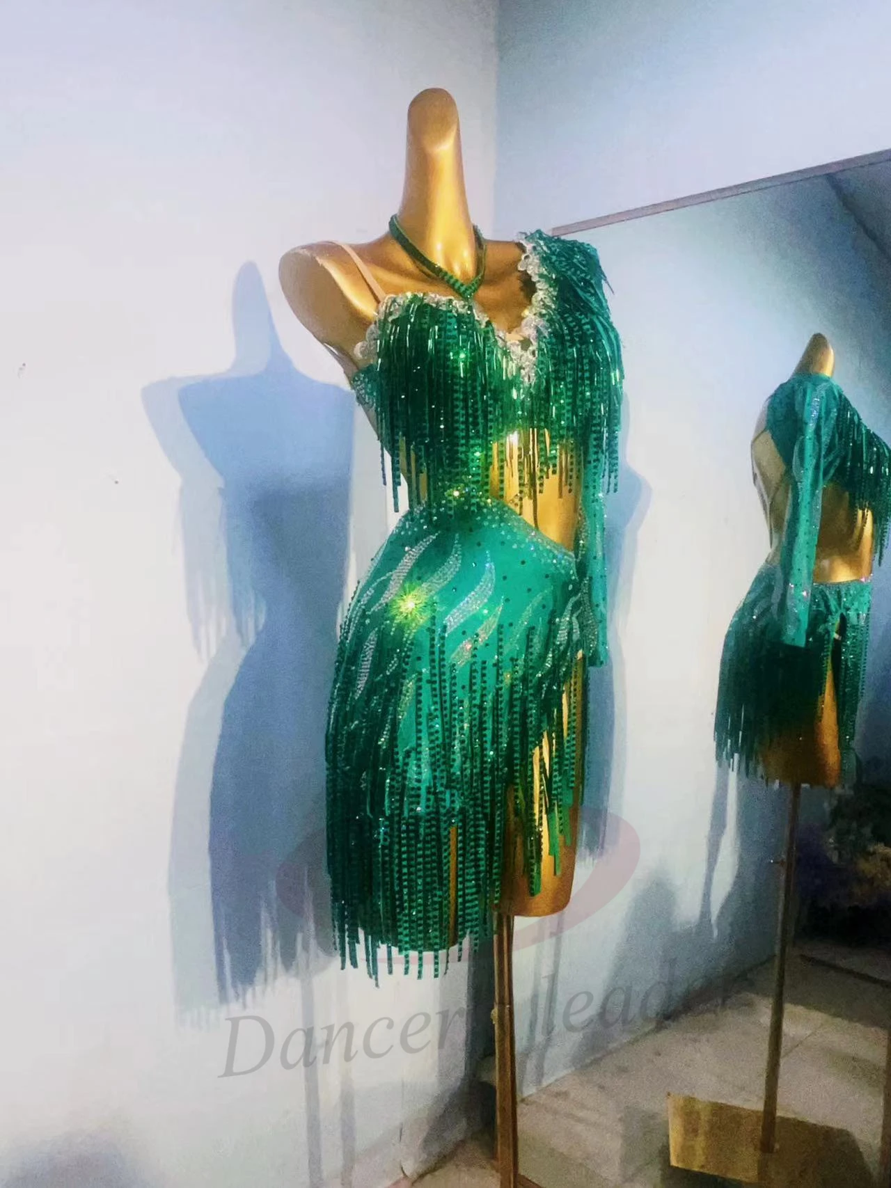 Элитное черное платье для выступлений по самбе с открытым поясом и стразами, цветная версия, на заказ, для соревнований по латиноамериканским танцам
Элитное черное платье для выступлений по самбе с открытым поясом и стразами, цветная версия, на заказ, для соревнований по латиноамериканским танцам