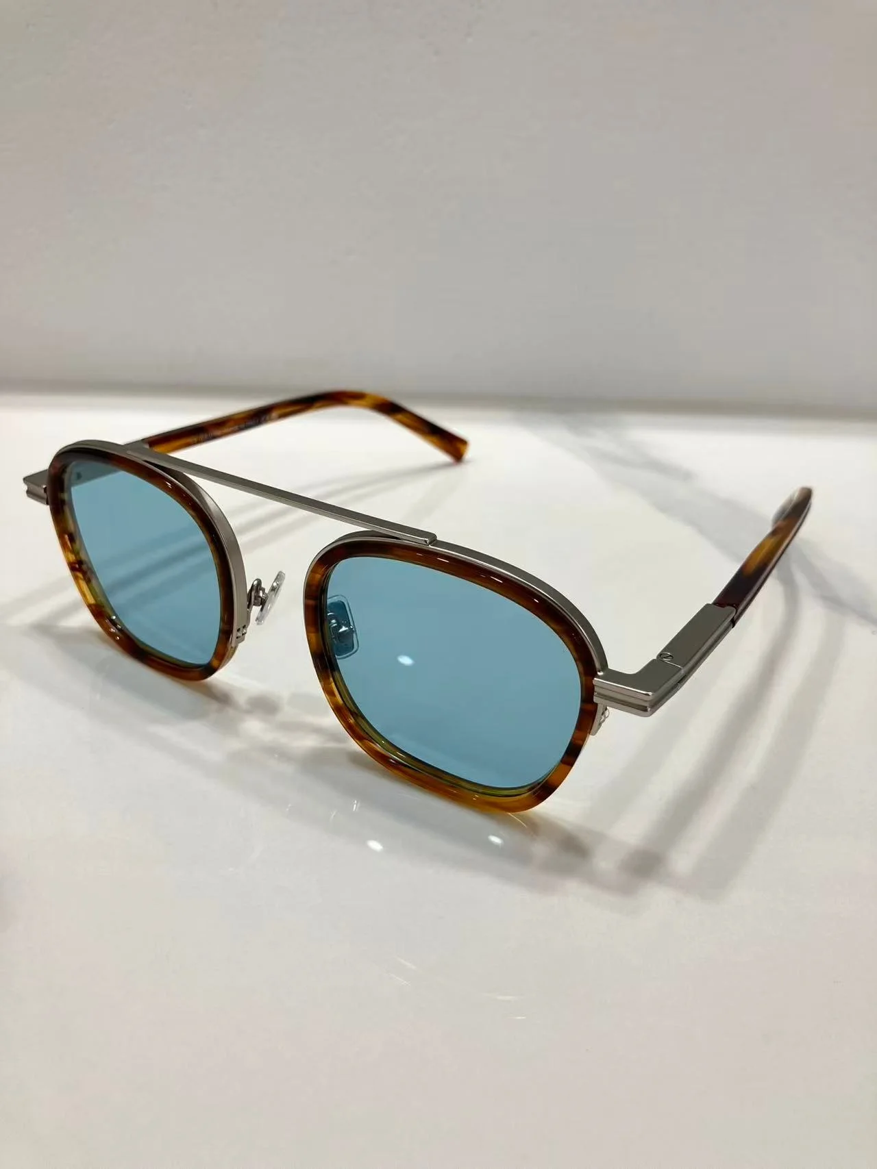 Top Quality AZEGN EZ0242 Transparent Light Brown Metal Sunglasses with Box
Top Quality AZEGN EZ0242 Transparent Light Brown Metal Sunglasses with Box