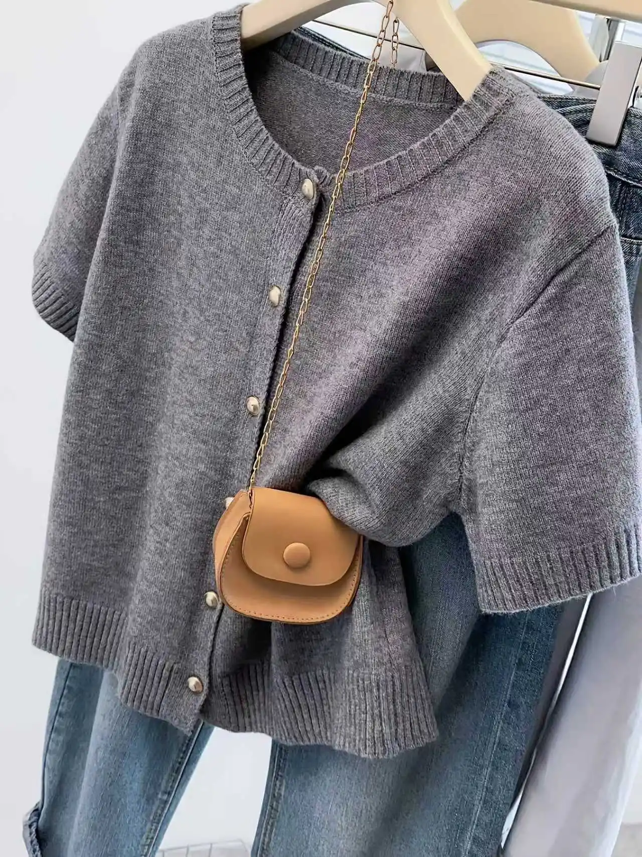 Button-front short-sleeve knit cardigan, casual round neck for spring and summer, versatile women's top. Stretchy soft knit, sol
Button-front short-sleeve knit cardigan, casual round neck for spring and summer, versatile women's top. Stretchy soft knit, sol