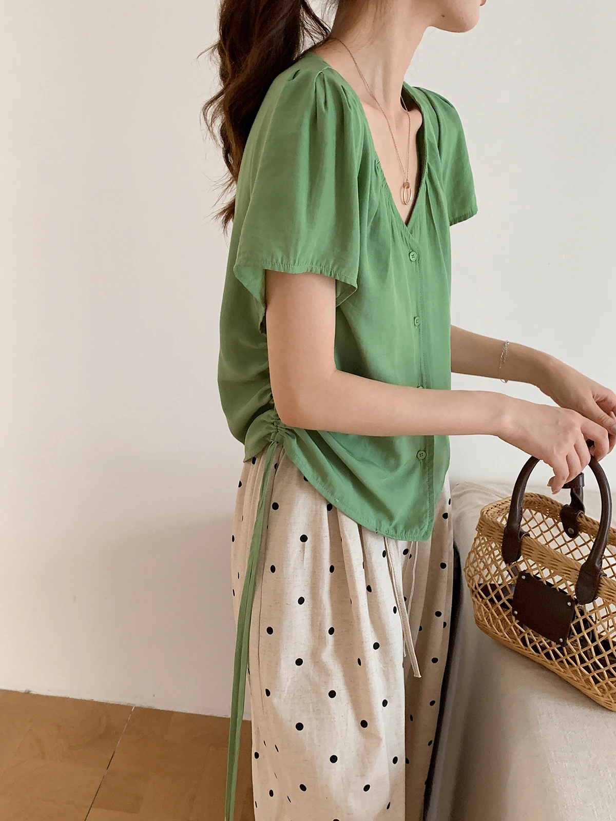 Свободный топ с коротким рукавом и V-образным вырезом на шнурке, зеленая летняя тонкая рубашка для женщин в корейском стиле, повседневный городской стиль, эффект похудения
Свободный топ с коротким рукавом и V-образным вырезом на шнурке, зеленая летняя тонкая рубашка для женщин в корейском стиле, повседневный городской стиль, эффект похудения