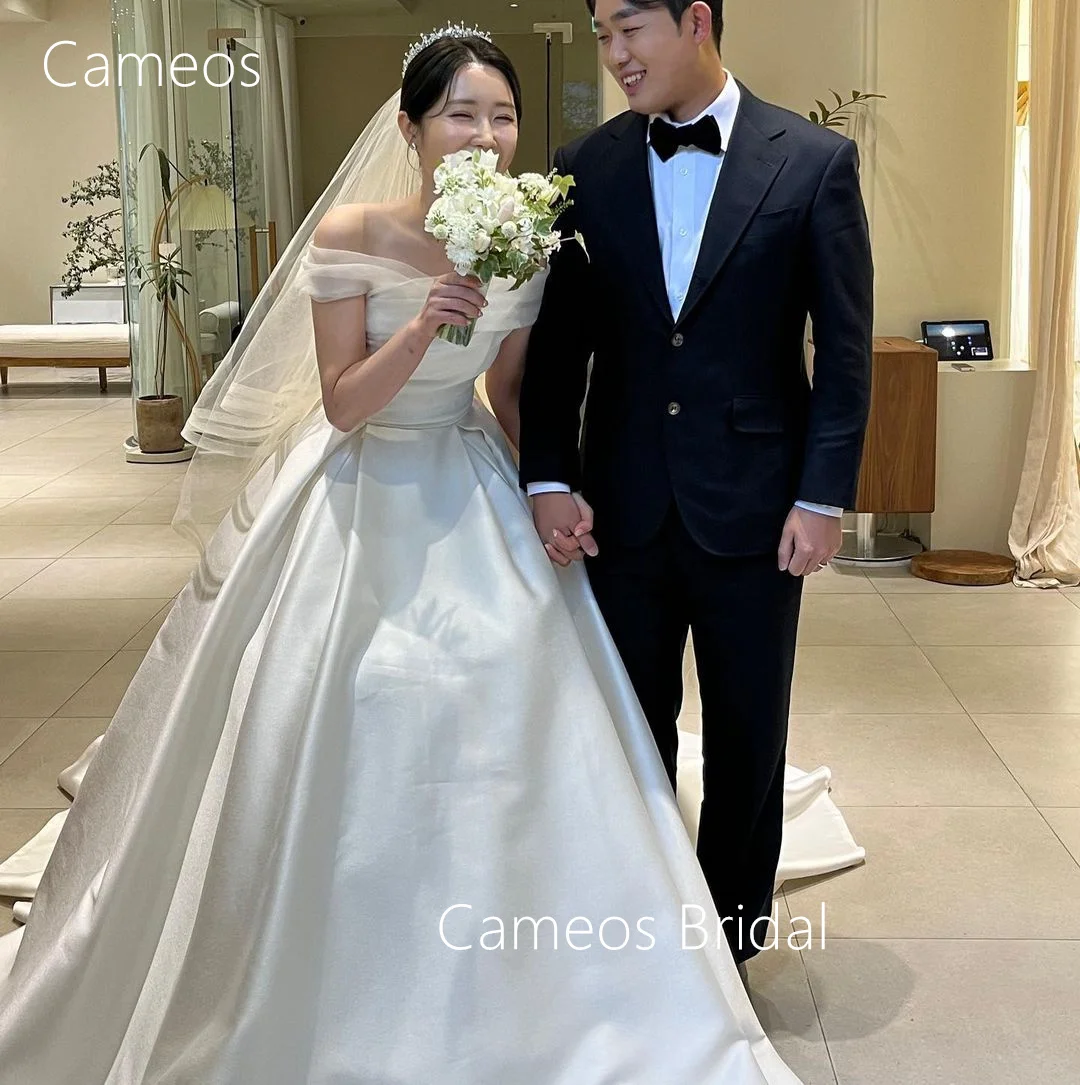 SONDR Korea Off the Shoulder Wedding Dress Custom Made Formal Bride Dress Ivory 웨딩드레스 A-Line Satin Corset Wedding Gown Bridal
SONDR Korea Off the Shoulder Wedding Dress Custom Made Formal Bride Dress Ivory 웨딩드레스 A-Line Satin Corset Wedding Gown Bridal