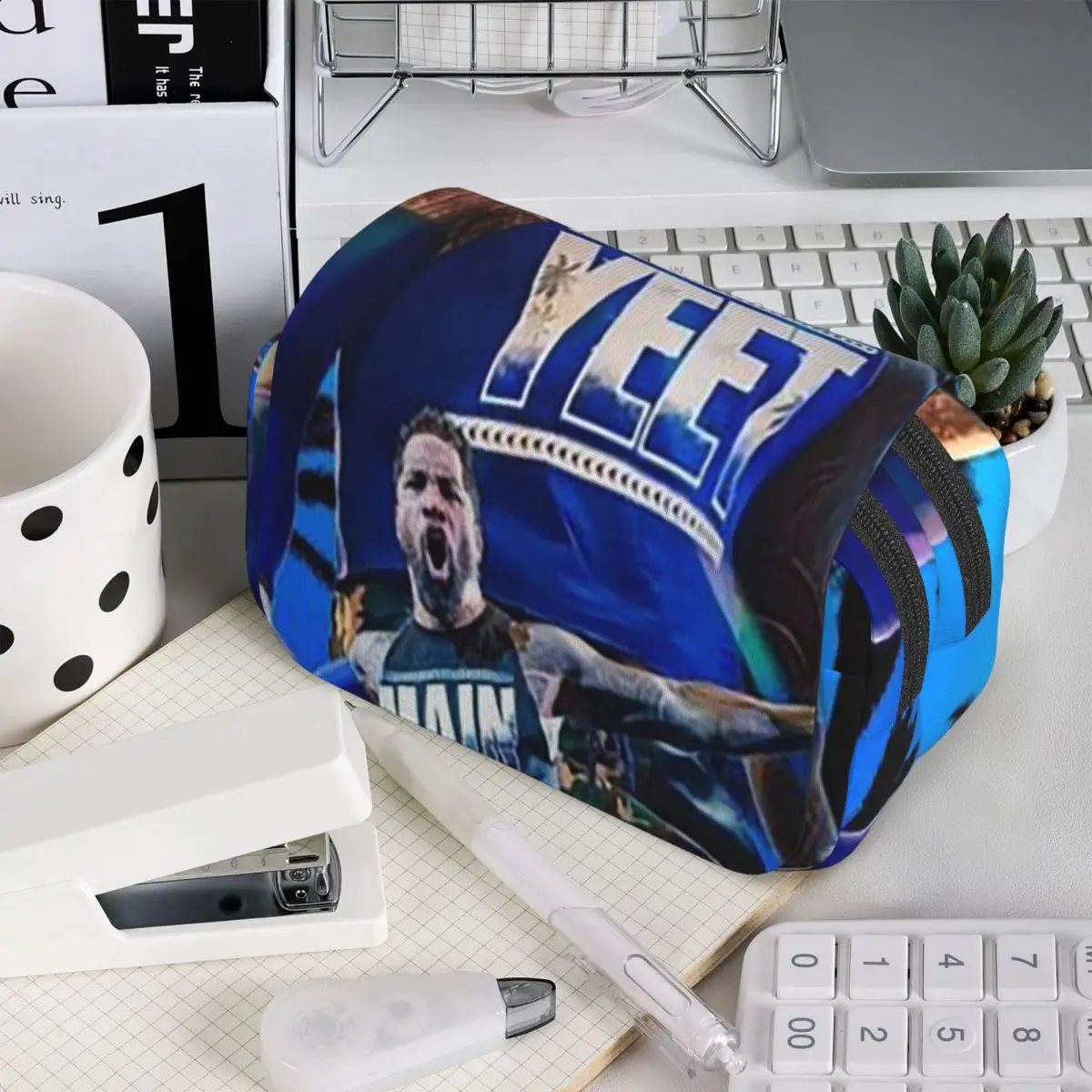 Винтажный пенал с графическим принтом Jey Uso Yeet для мальчиков и девочек, подарок, коробка для ручек, сумка для карандашей, канцелярские принадлежности, сумка-держатель для ручек
Винтажный пенал с графическим принтом Jey Uso Yeet для мальчиков и девочек, подарок, коробка для ручек, сумка для карандашей, канцелярские принадлежности, сумка-держатель для ручек