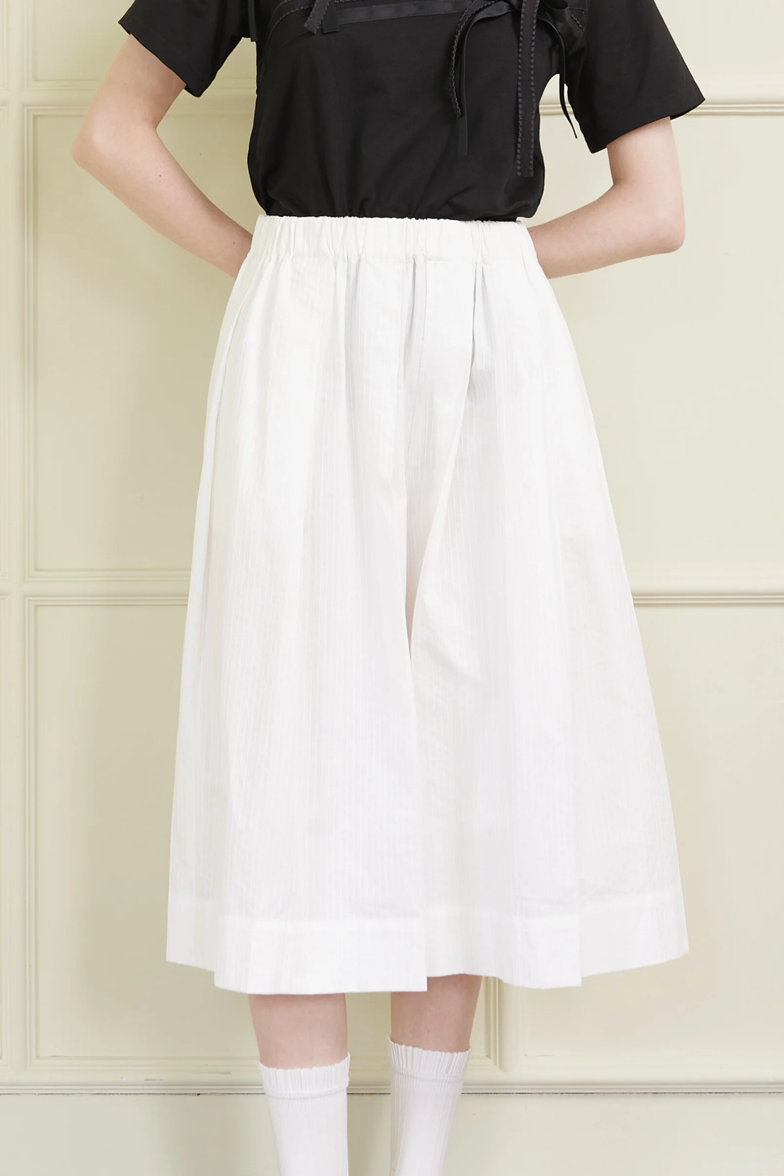 Брюки-юбка с белой полосатой текстурой и плиссировкой, женские повседневные хлопковые брюки, модный и удобный дизайн
Брюки-юбка с белой полосатой текстурой и плиссировкой, женские повседневные хлопковые брюки, модный и удобный дизайн