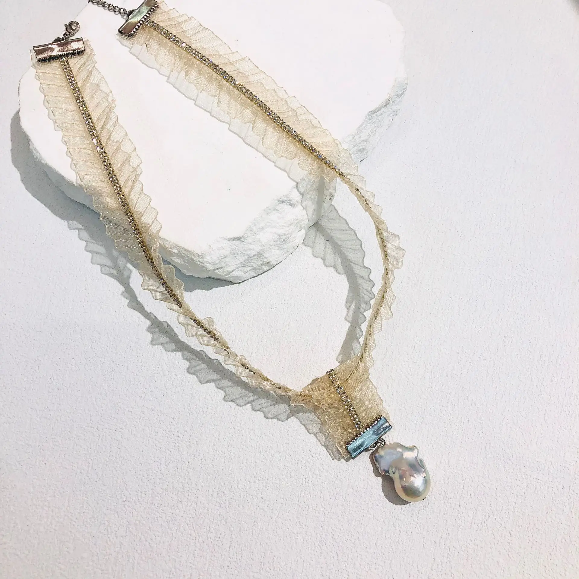 Charm Lace Collar Clavicle chain Lace Neck Ring Natural Baroque Pearl Pendant Necklace for Women Accessory Choker Gifts
Charm Lace Collar Clavicle chain Lace Neck Ring Natural Baroque Pearl Pendant Necklace for Women Accessory Choker Gifts