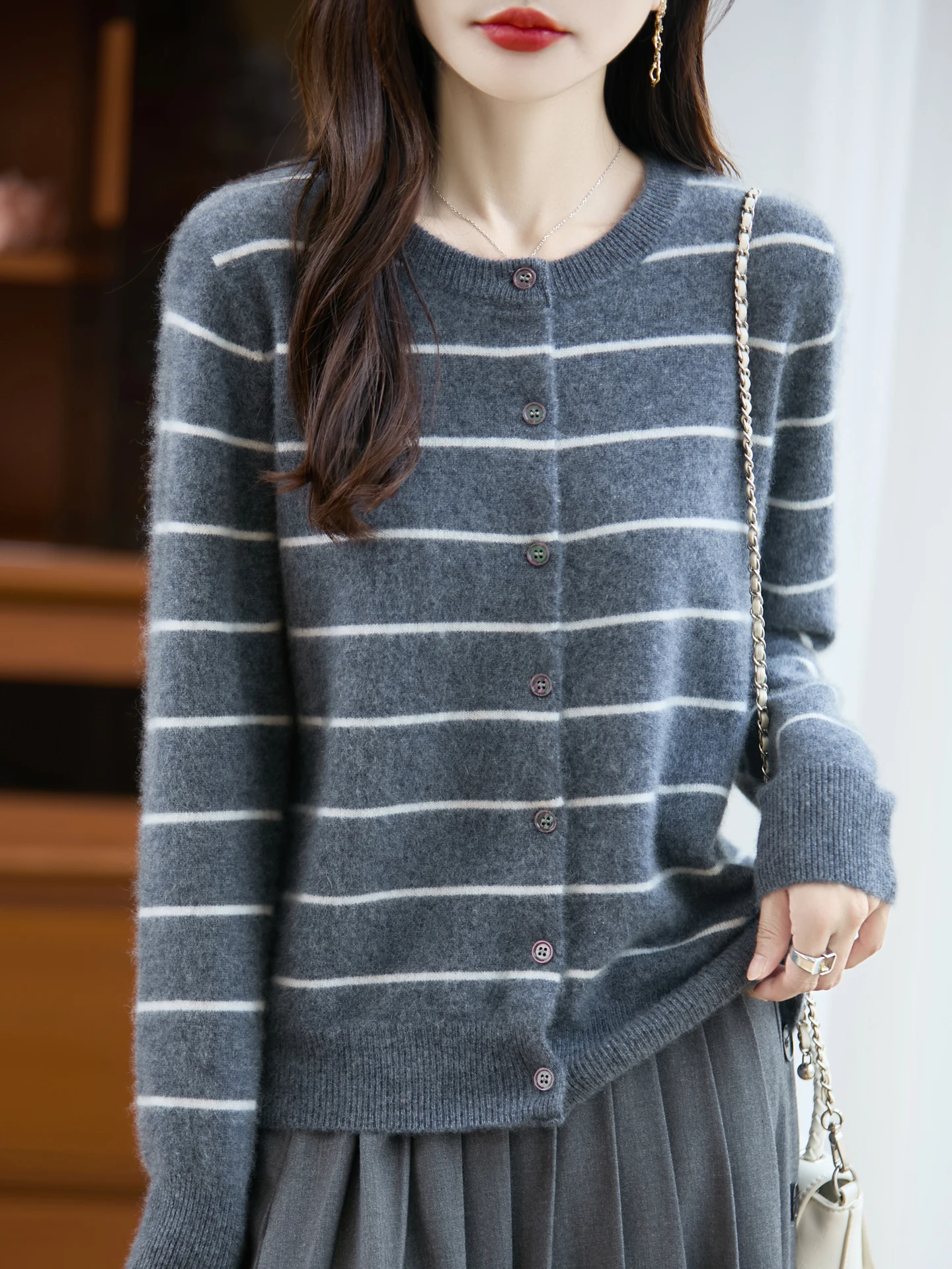 TLOML New Women’s O-neck Wool Cardigan Basic Stripe Long Sleeve Cashmere Sweater 100% Merino Wool Knitwear Autumn Winter Tops
TLOML New Women’s O-neck Wool Cardigan Basic Stripe Long Sleeve Cashmere Sweater 100% Merino Wool Knitwear Autumn Winter Tops