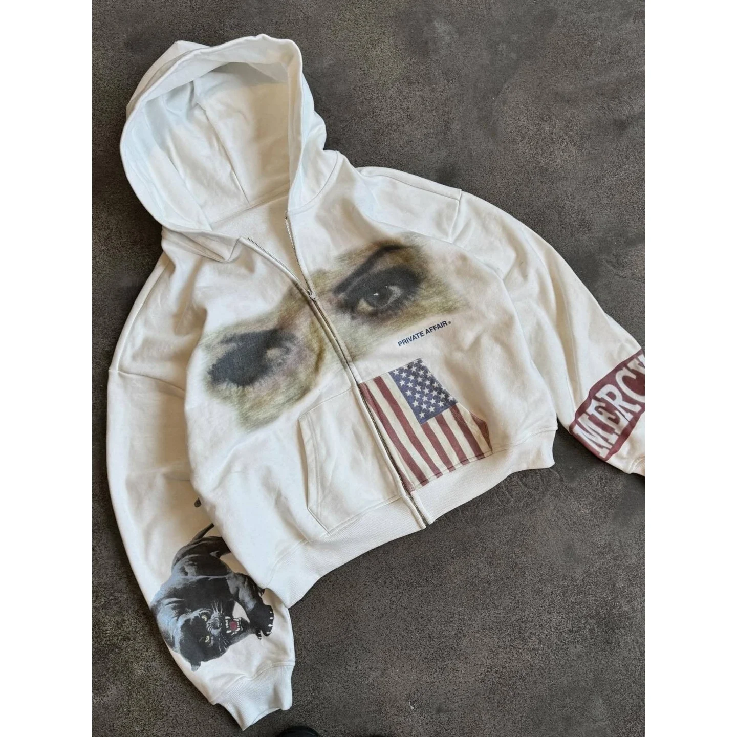 Unisex Loose Fit Hoodie Flag Eye Print Dark Style Long Sleeve Zipper Closure Streetwear Casual Sweatshirt for Men And Women
Unisex Loose Fit Hoodie Flag Eye Print Dark Style Long Sleeve Zipper Closure Streetwear Casual Sweatshirt for Men And Women