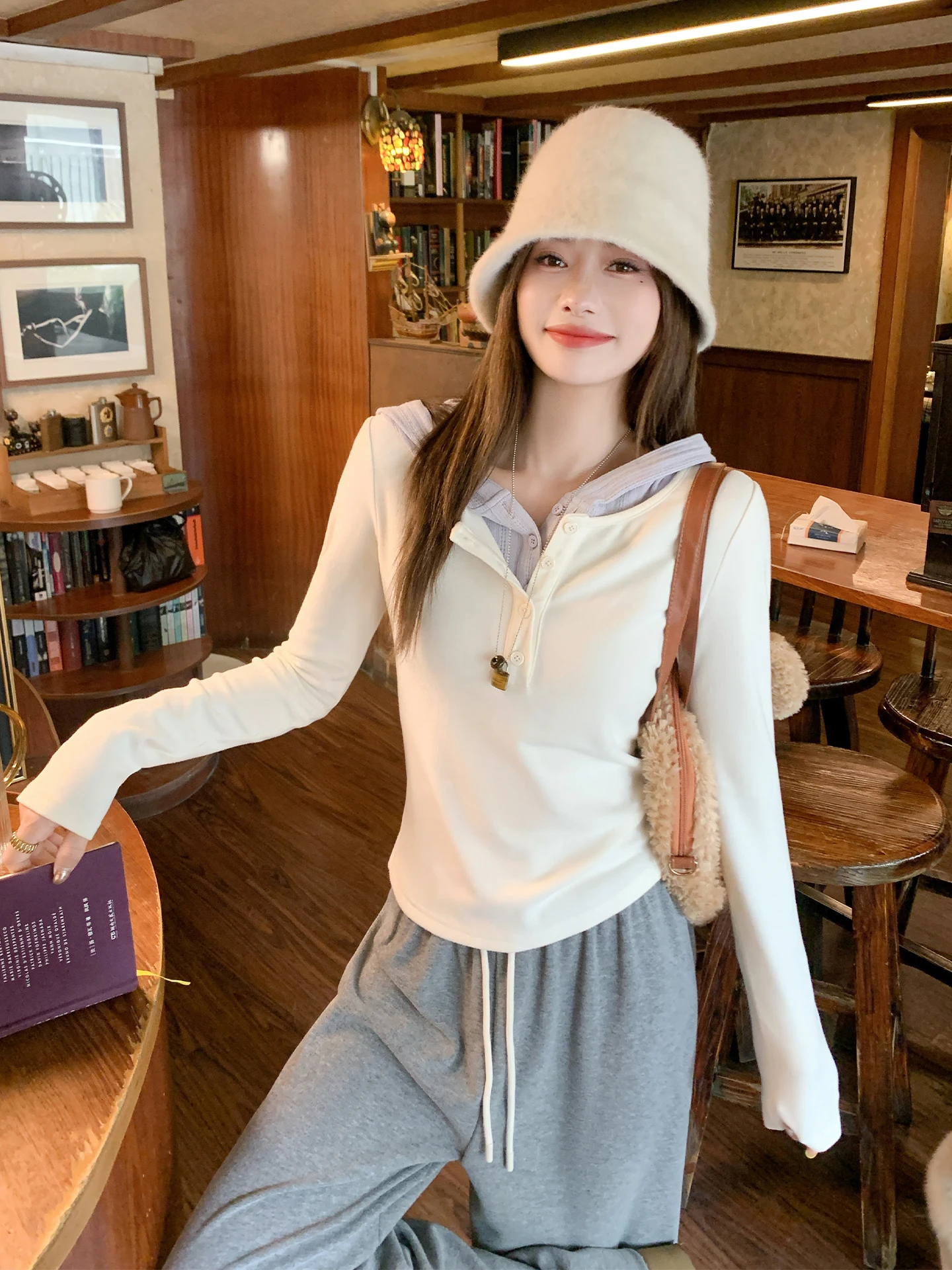 Zeng Xiao Salted Корейская футболка с длинным светом, женская осенне-зимняя облегающая футболка, топ с капюшоном, внутренняя одежда
Zeng Xiao Salted Корейская футболка с длинным светом, женская осенне-зимняя облегающая футболка, топ с капюшоном, внутренняя одежда