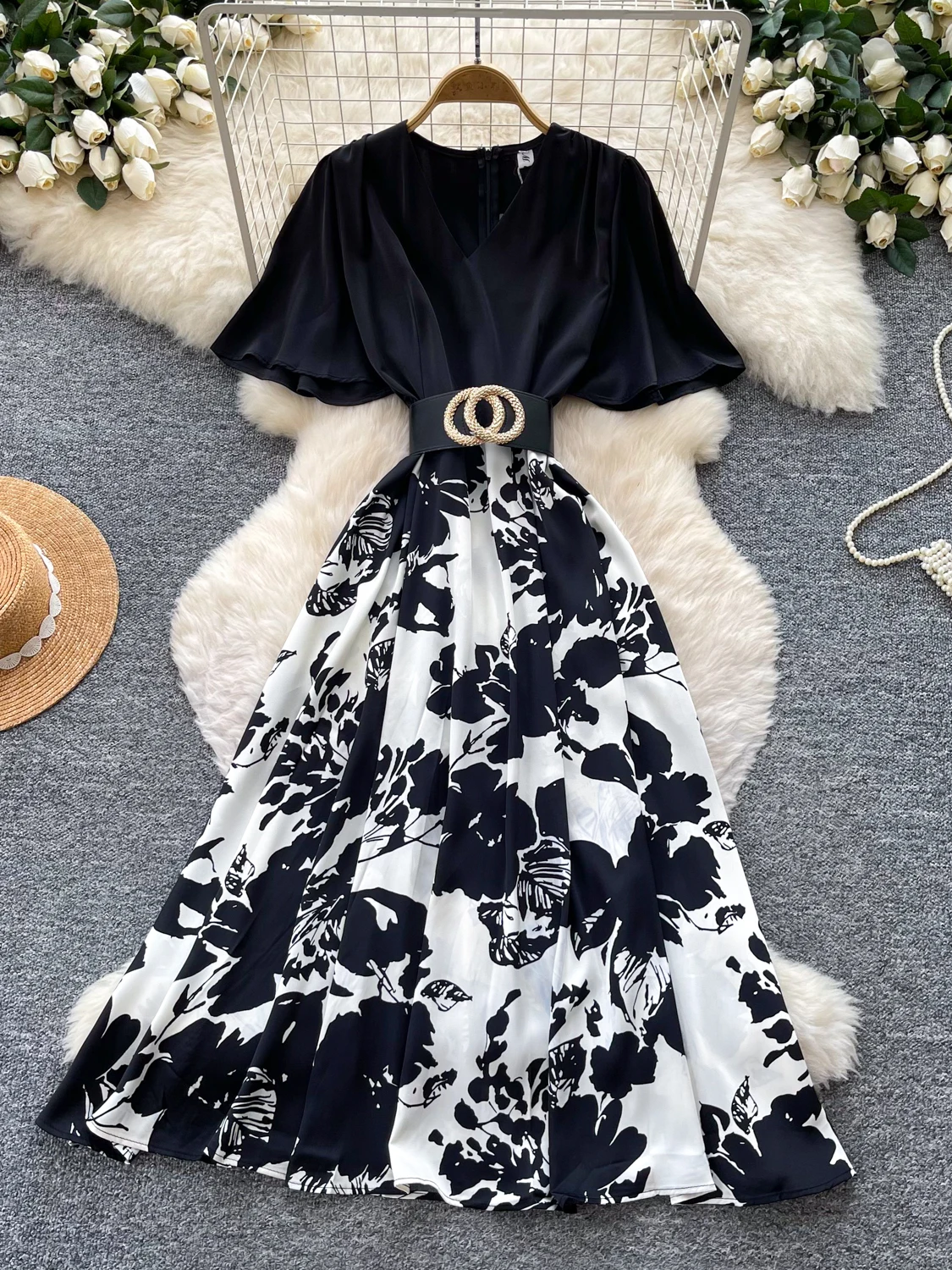 Elegant V-neck Short Sleeve Floral Print Slimming A-line Dress Women's Summer Commute Korean Style Gathered Waist Dress
Elegant V-neck Short Sleeve Floral Print Slimming A-line Dress Women's Summer Commute Korean Style Gathered Waist Dress