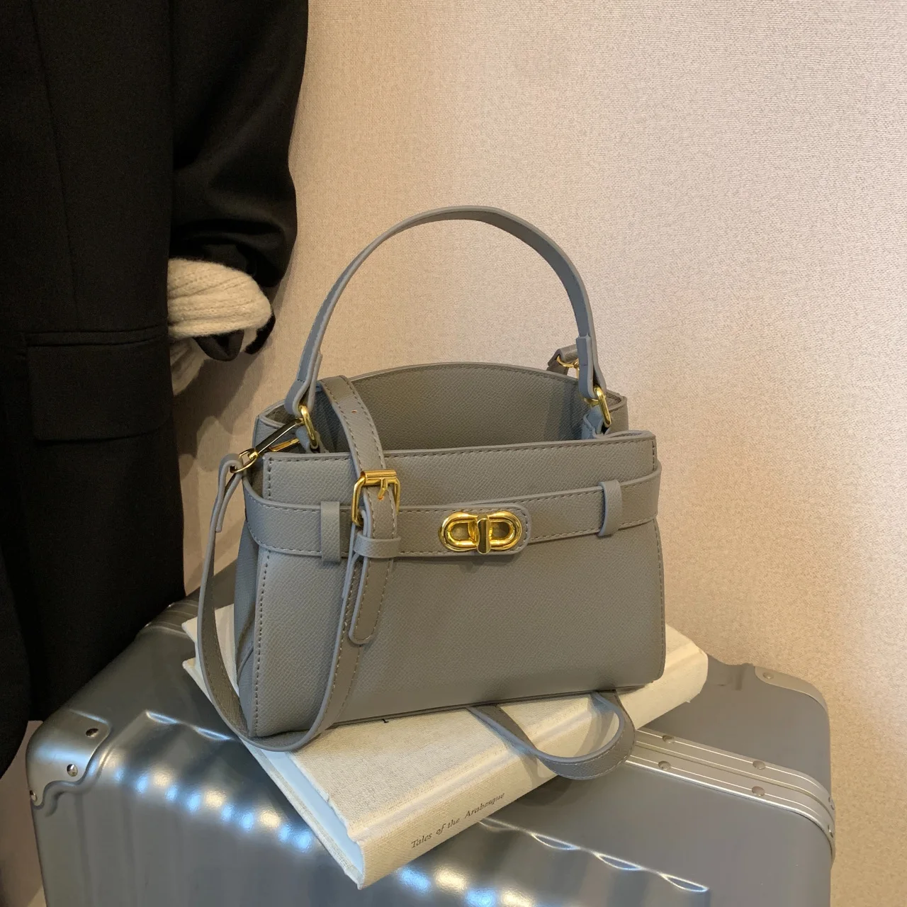 Fashionable Kelly Bag - Retro Small Crossbody Purse Premium Leather Handbag, Elegant Shoulder Bag for Women, Classic & Chic
Fashionable Kelly Bag - Retro Small Crossbody Purse Premium Leather Handbag, Elegant Shoulder Bag for Women, Classic & Chic