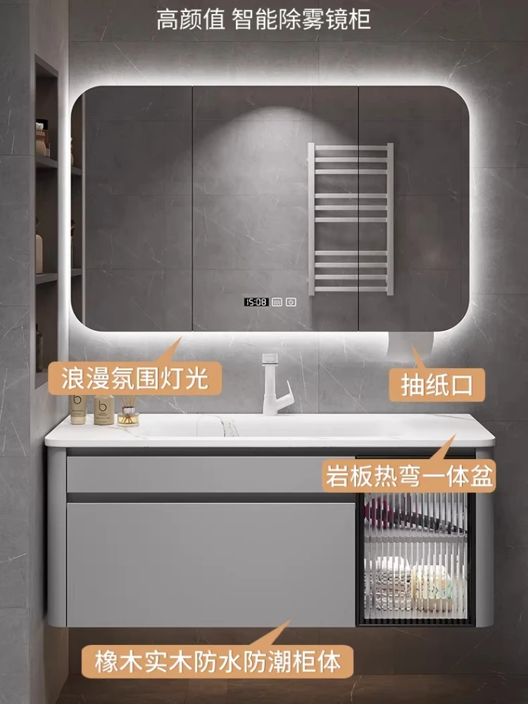 Комплект мебели для ванной комнаты: тумба с интегрированной раковиной из сланца, гнутого при высоких температурах, и унитаз из дуба.
Комплект мебели для ванной комнаты: тумба с интегрированной раковиной из сланца, гнутого при высоких температурах, и унитаз из дуба.